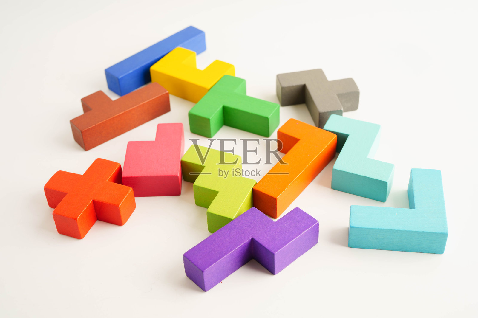 逻辑思维与问题解决的创意商业，木质几何拼图块形状。照片摄影图片