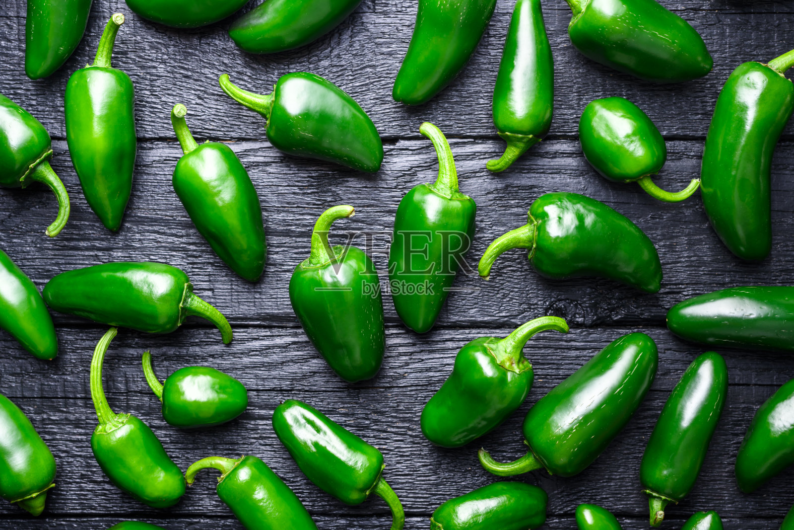 新鲜绿色墨西哥墨西哥辣椒堆在一起照片摄影图片
