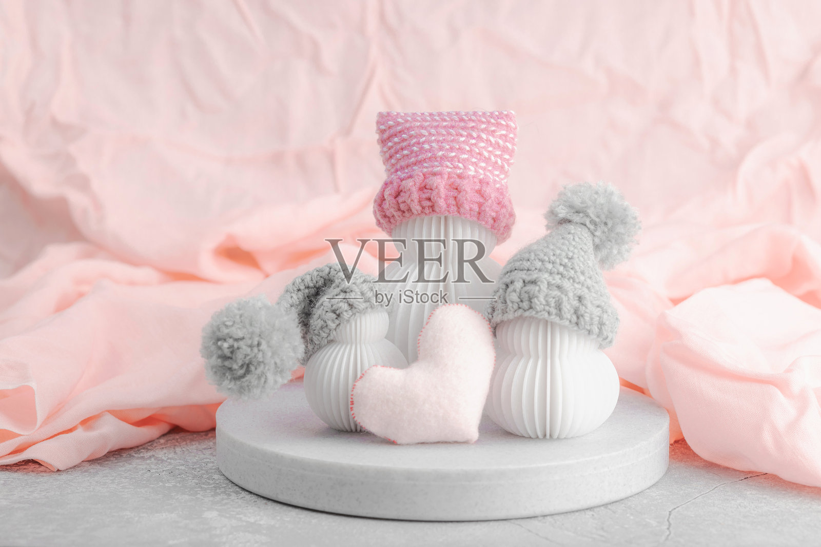 母亲节快乐的概念。纸艺雪人家庭，包含妈妈和孩子们。可爱的贺卡照片摄影图片