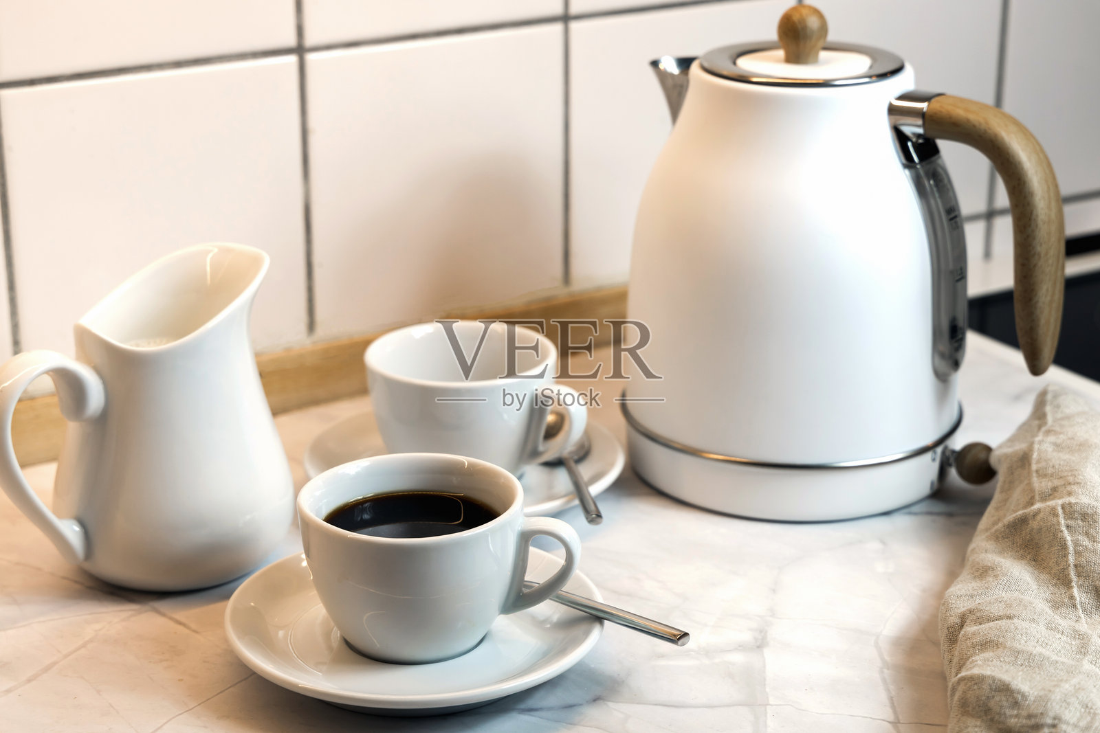 厨房桌上摆放的早餐照片摄影图片