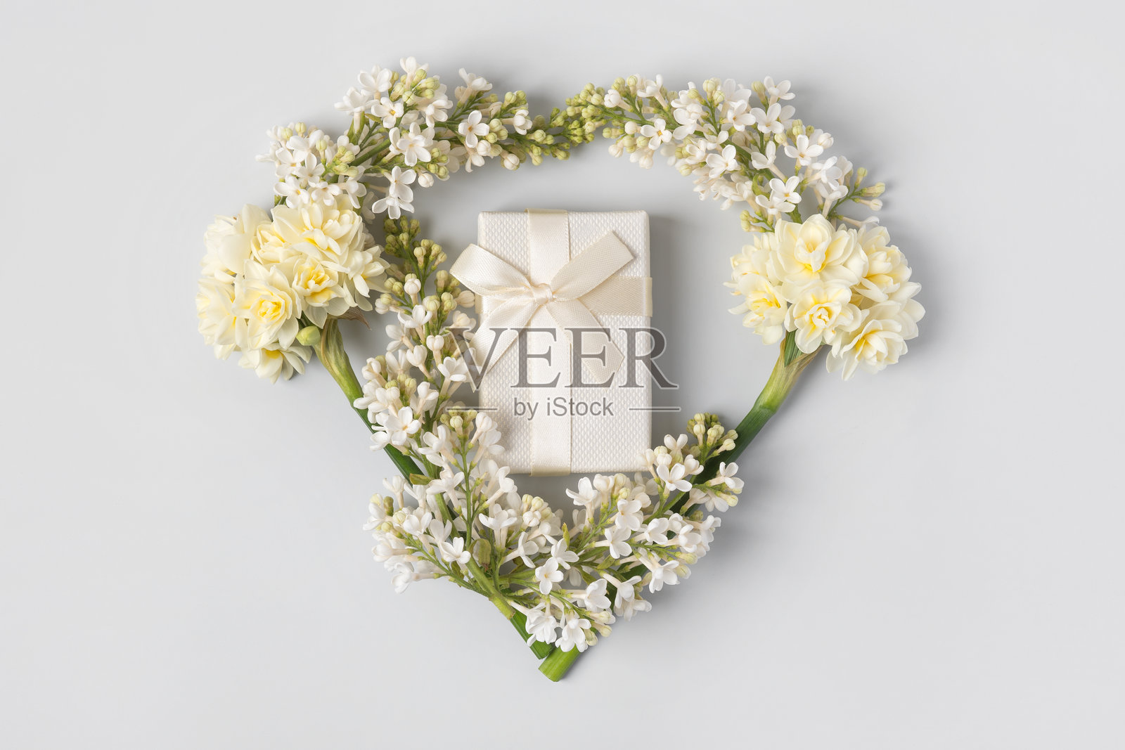 白色丁香和水仙花与礼品盒照片摄影图片