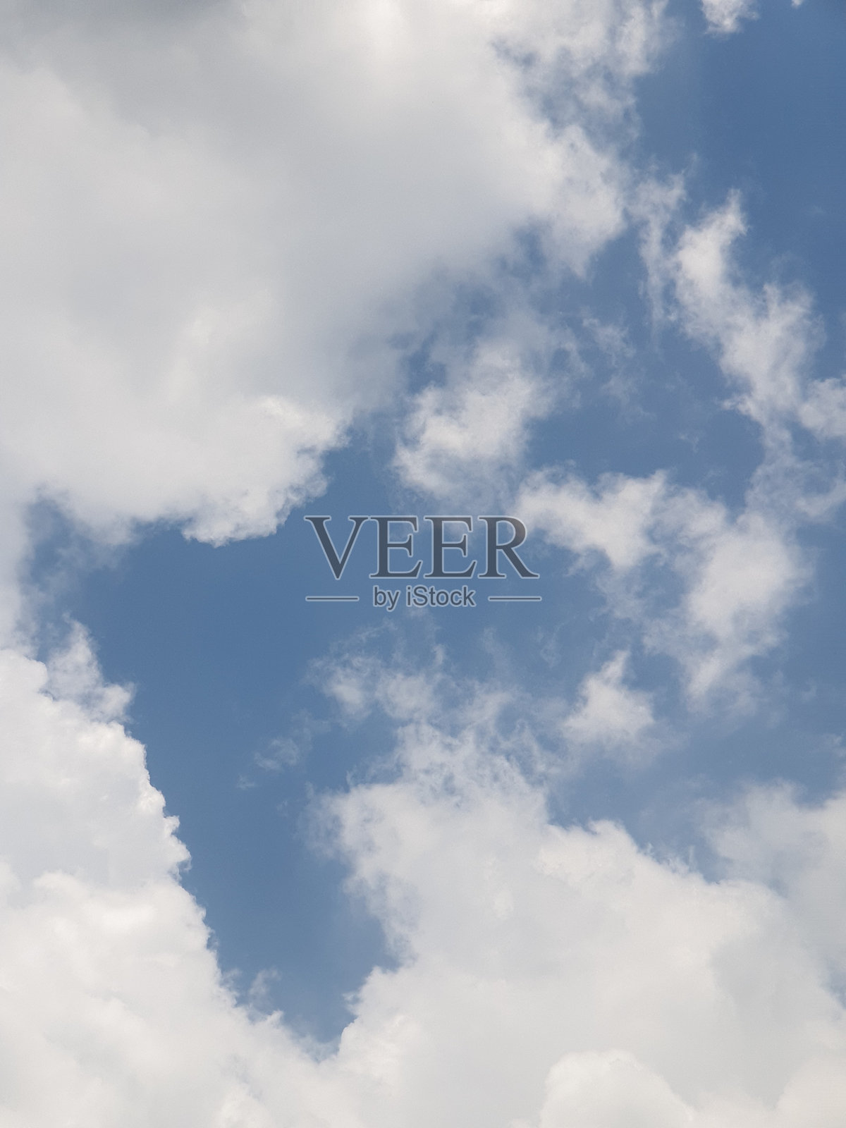 白天的天空是晴朗的，有云，有蓝天照片摄影图片