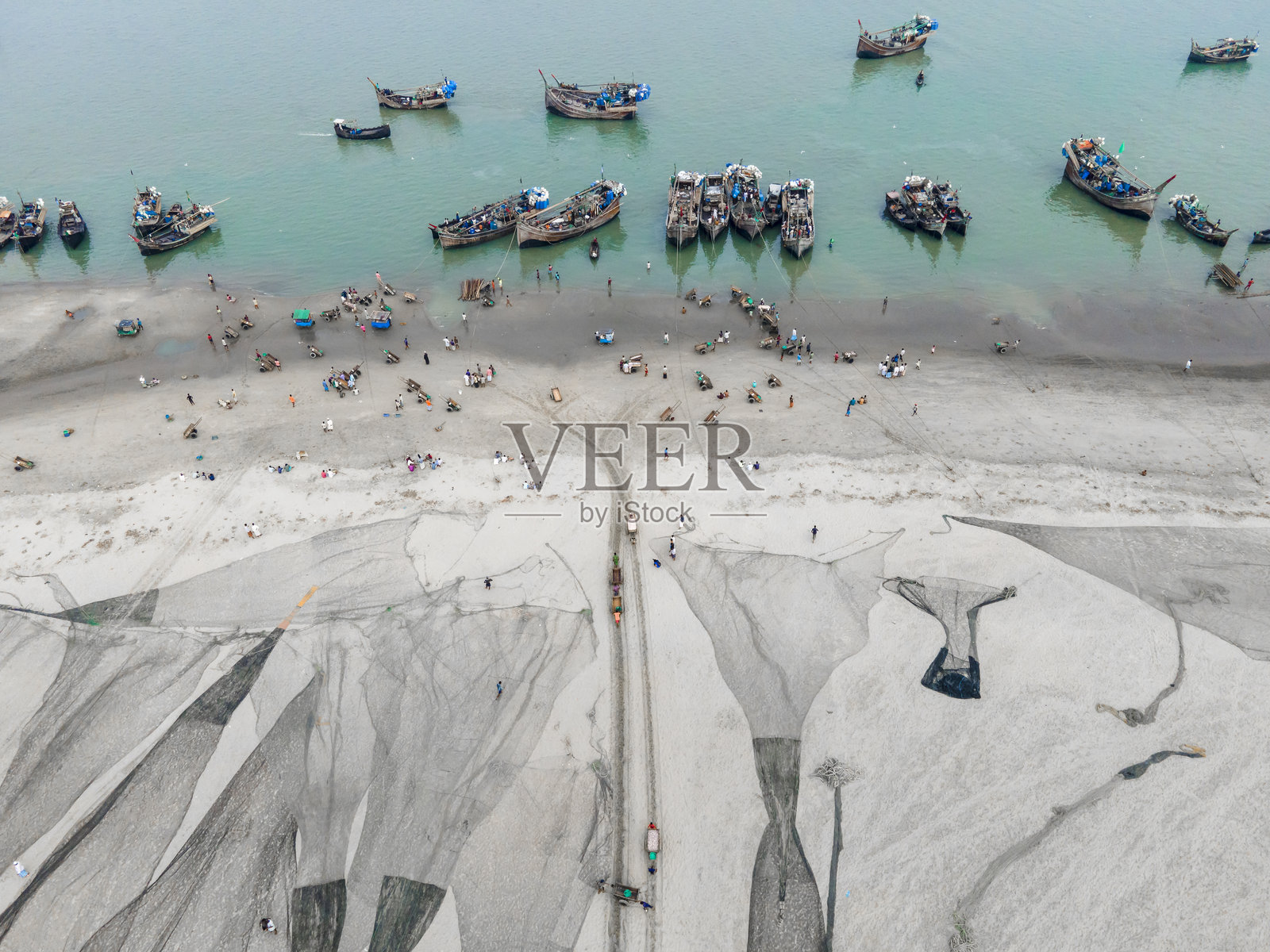 孟加拉国科克斯巴扎尔的纳齐拉尔科技渔船。照片摄影图片