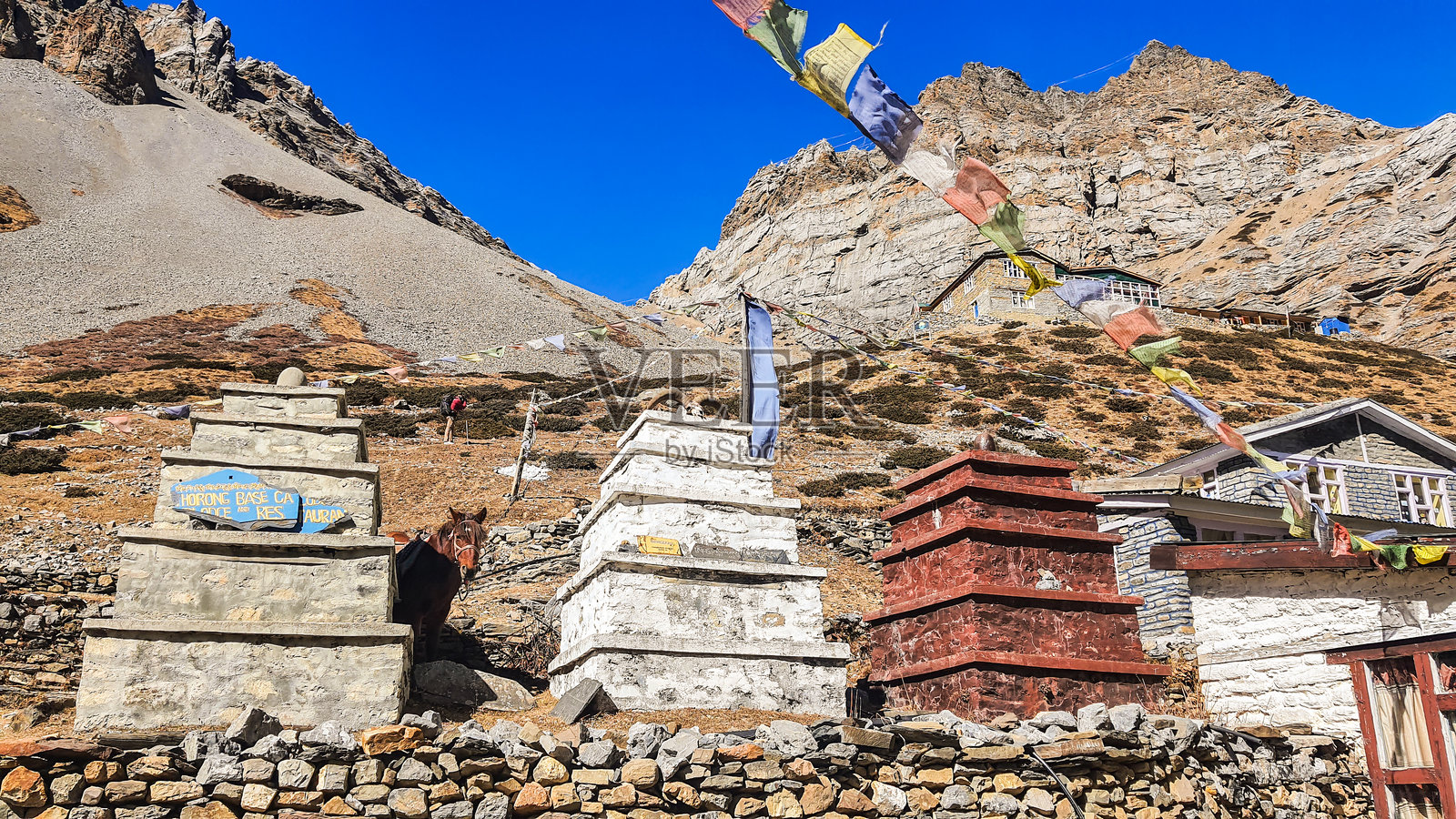 灰色、白色和红色的金字塔在山脉的背景下。照片摄影图片