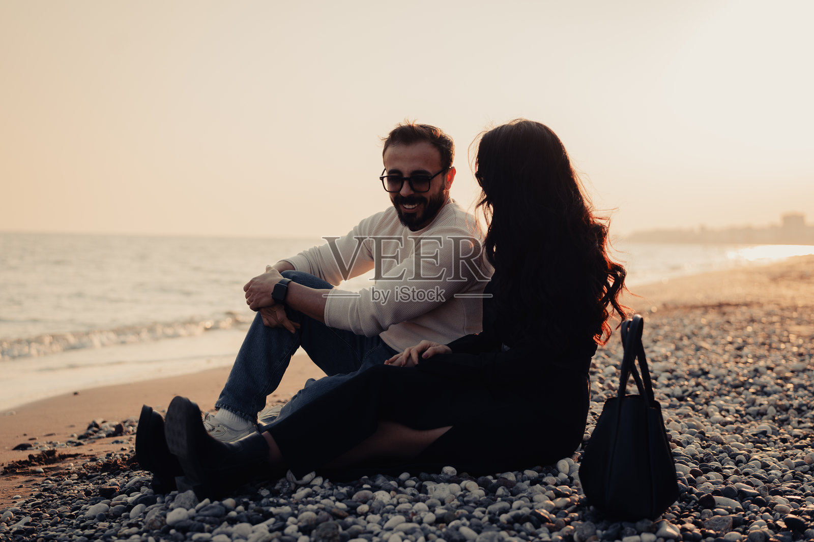 幸福的情侣在海滩上享受日落照片摄影图片