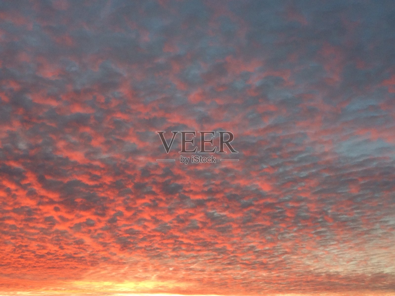 日出时的云彩，粉色、橙色和黄色照片摄影图片