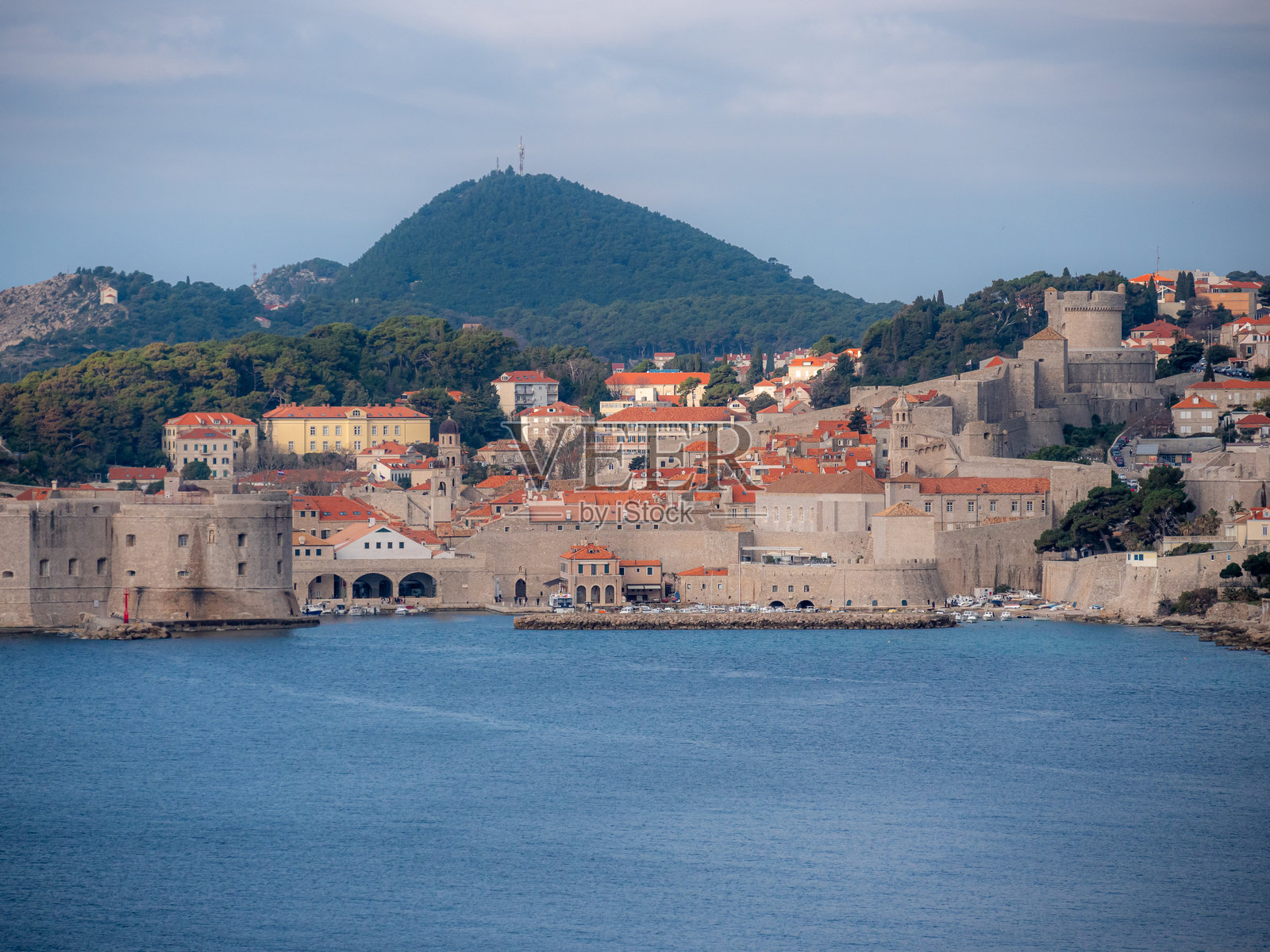 海边的建筑与天空相映照片摄影图片