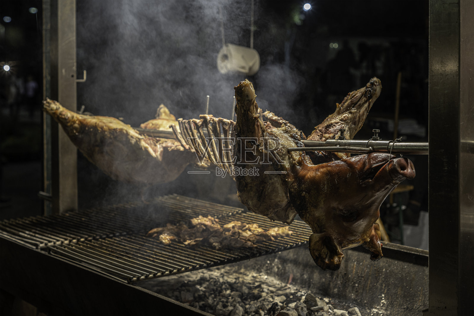 烧烤架上的肉特写照片摄影图片