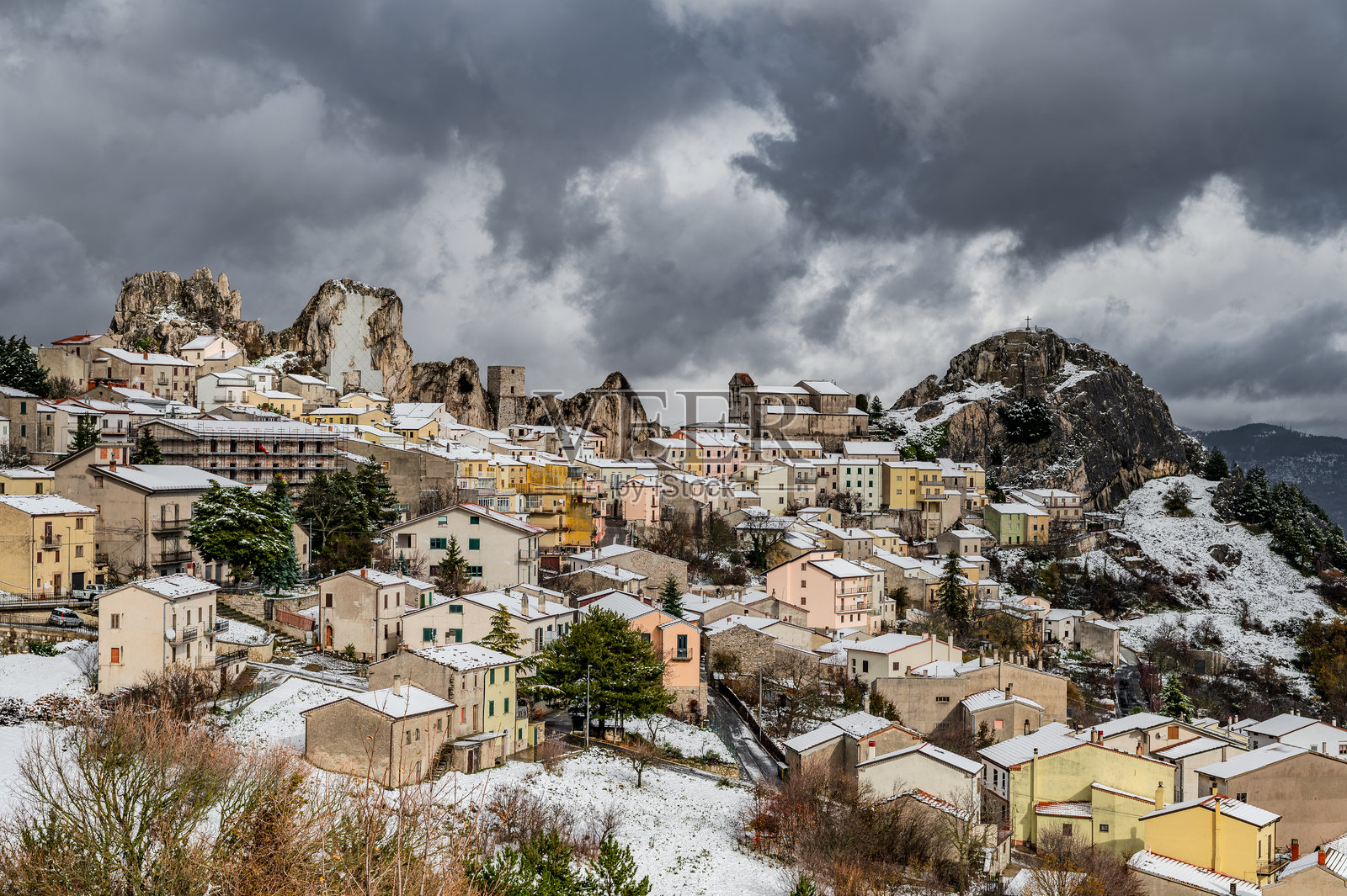 皮特拉邦丹特，伊塞尔尼亚，莫利塞。冬季全景照片摄影图片