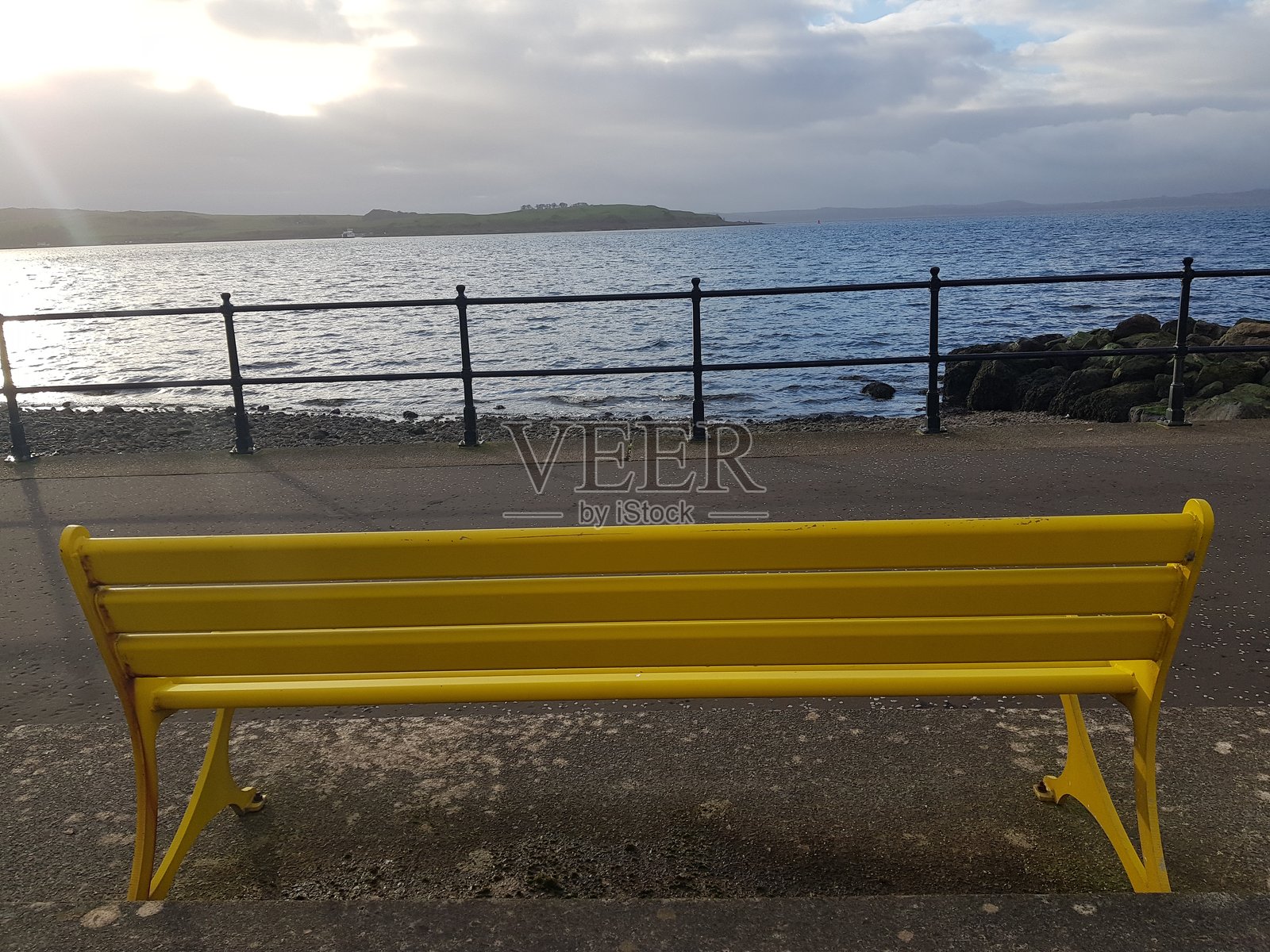 苏格兰艾尔郡拉格斯海滨长廊旁的公园长椅照片摄影图片