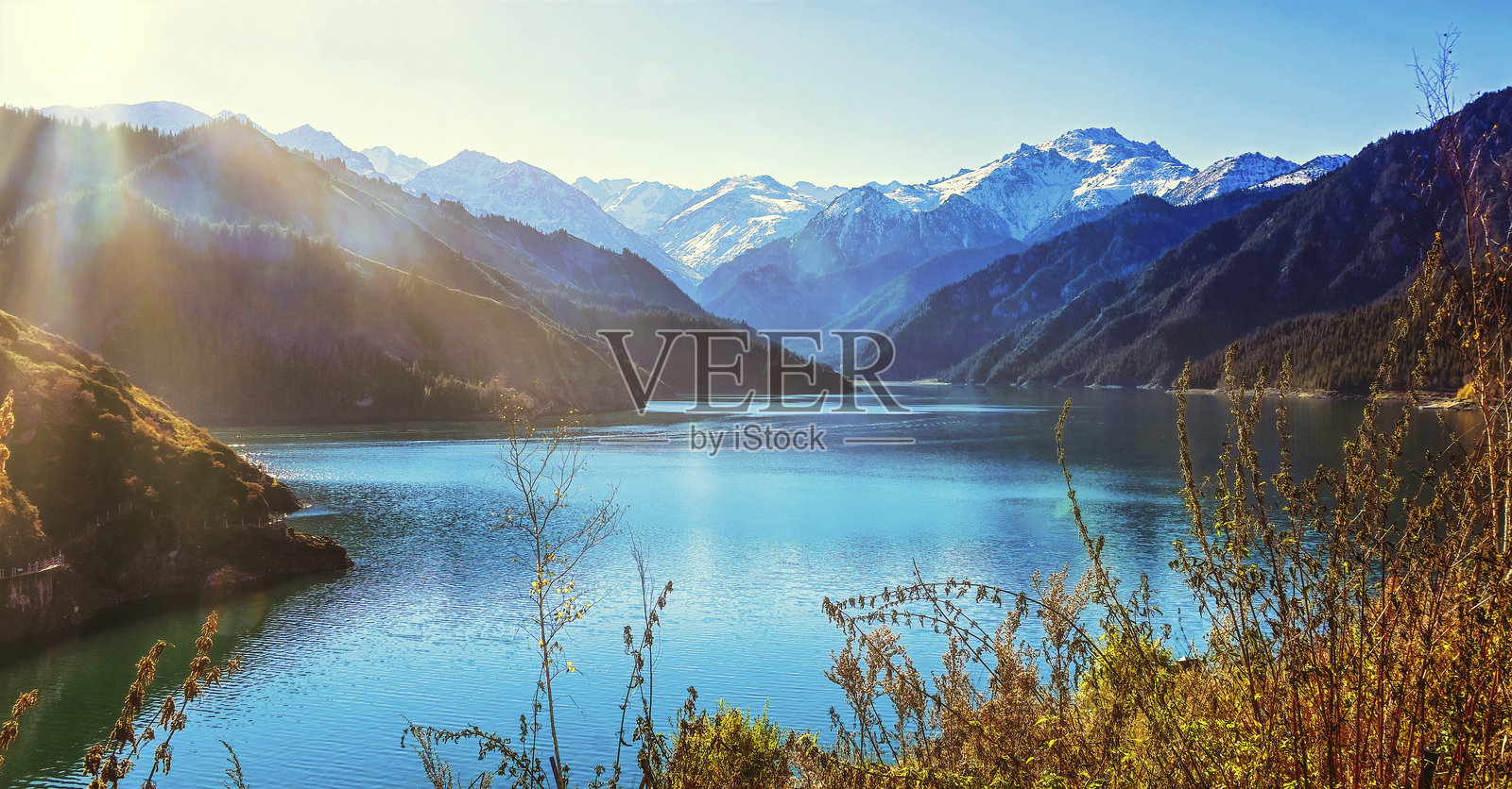 天山的天池（天堂湖）。照片摄影图片