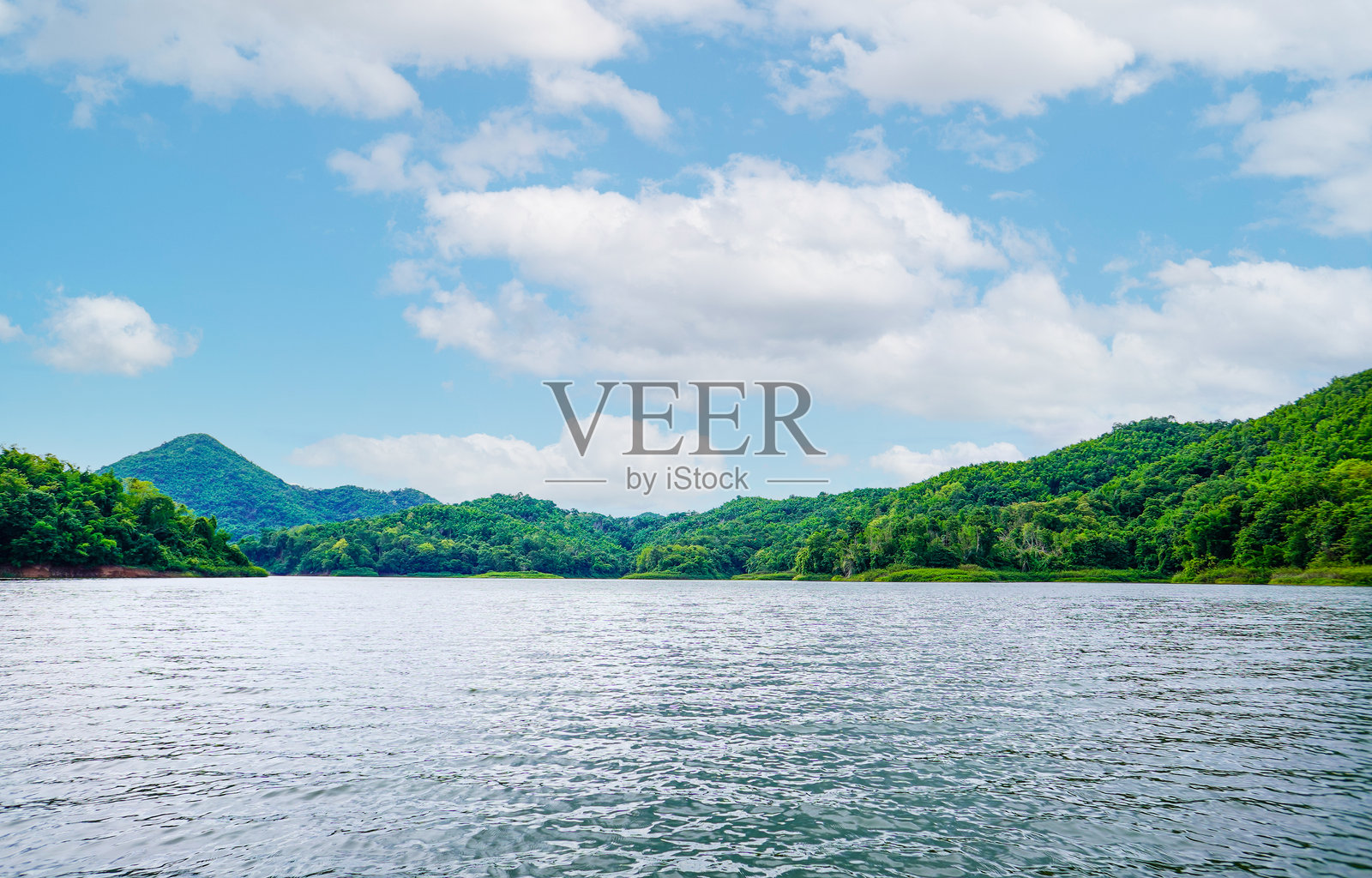 泰国洛伊的怀克拉廷水库观景点，山脉与绿色森林景观、湖中的河流和天空的美丽景色。照片摄影图片