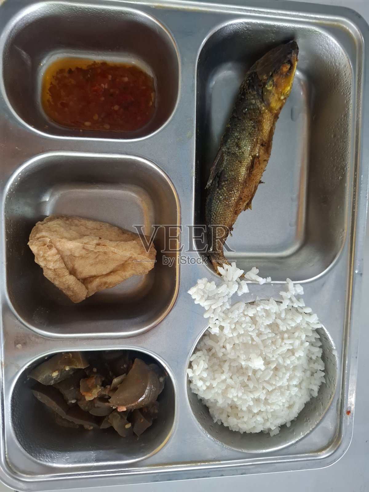 公司员工用铝制午餐盒照片摄影图片