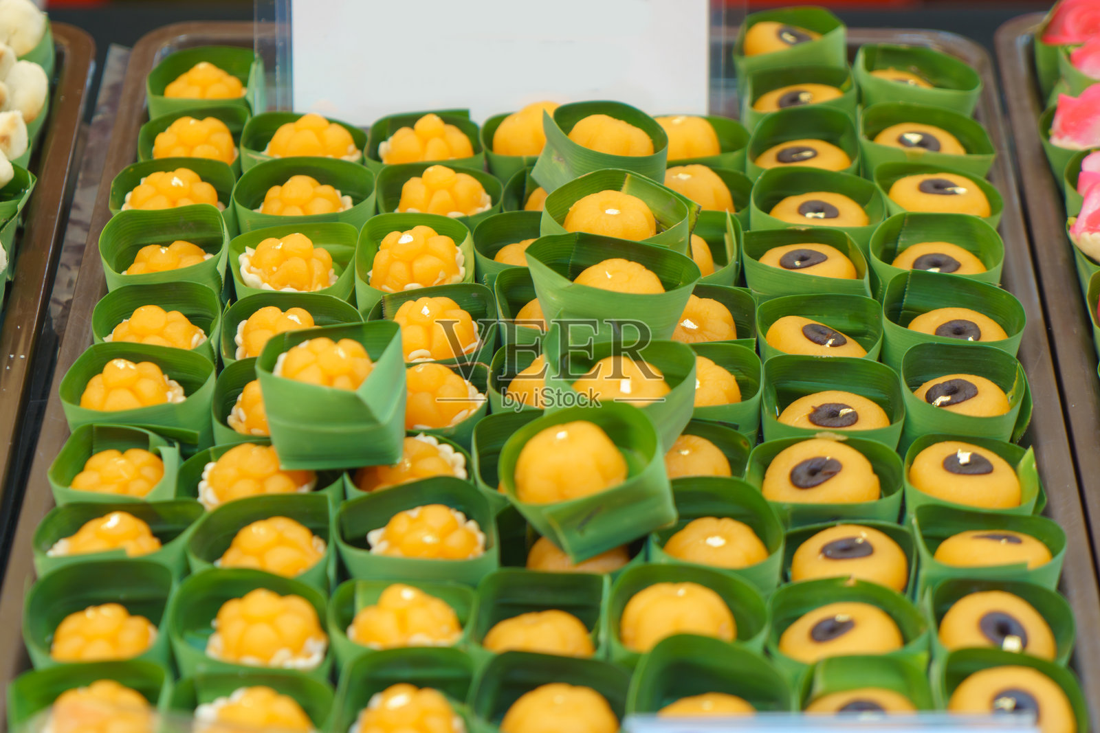 泰国传统金色甜点装在香蕉叶杯中照片摄影图片