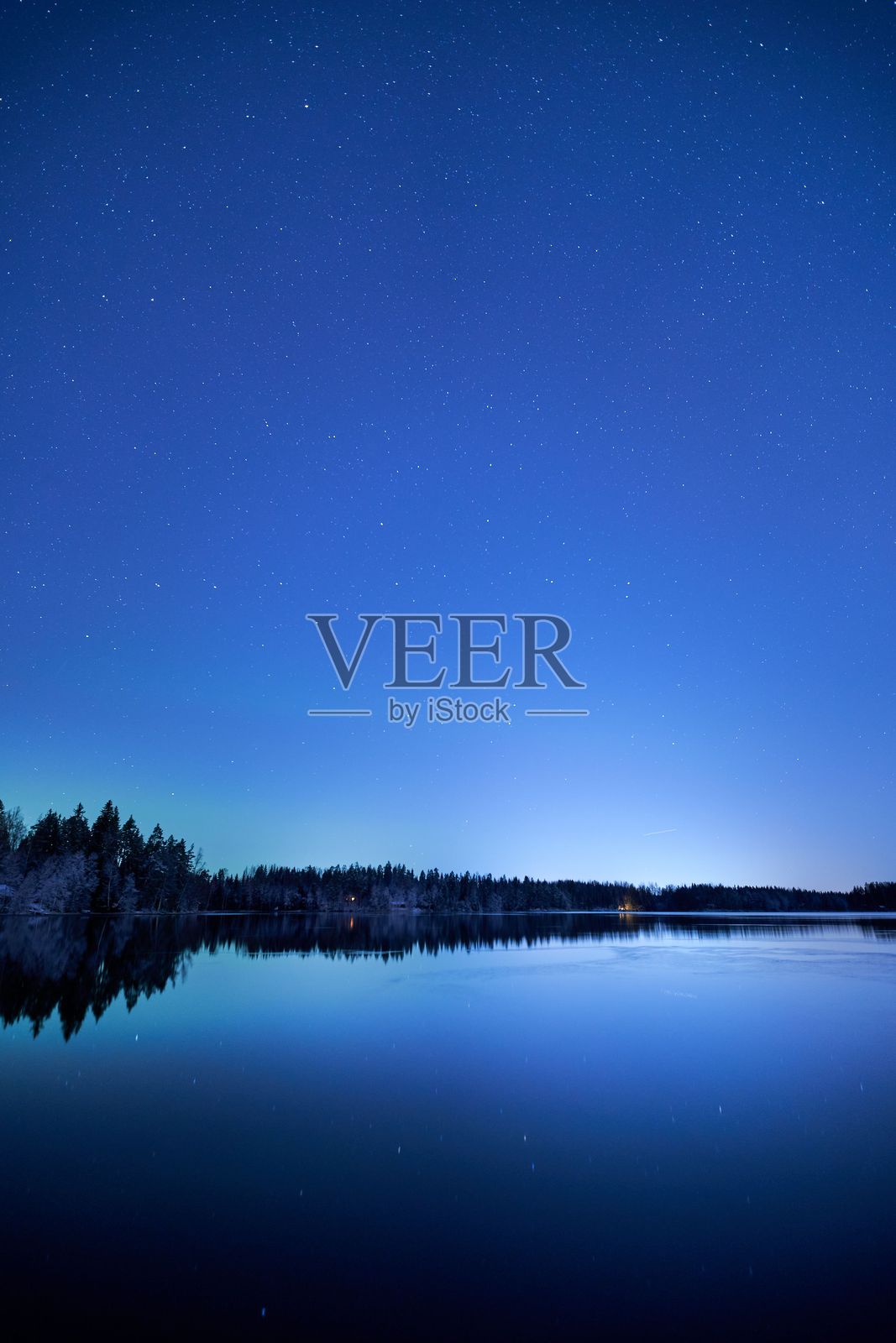 星空倒映在湖面上照片摄影图片