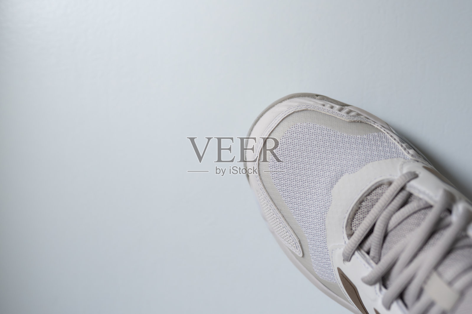 一双现代新款网球鞋在白色背景下的拍摄照片照片摄影图片