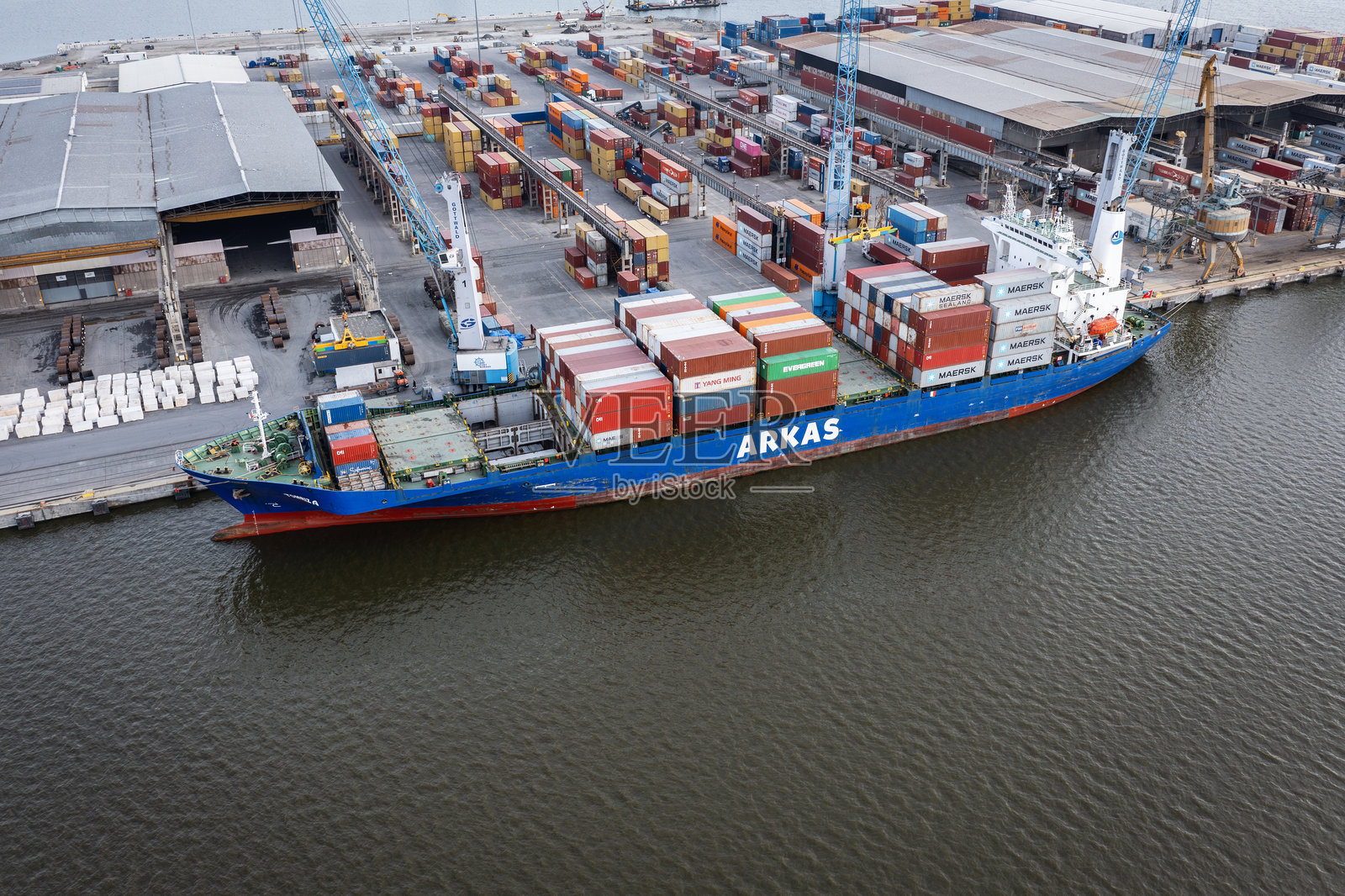 保加利亚布尔加斯港口的集装箱船鸟瞰图。物流与运输照片摄影图片