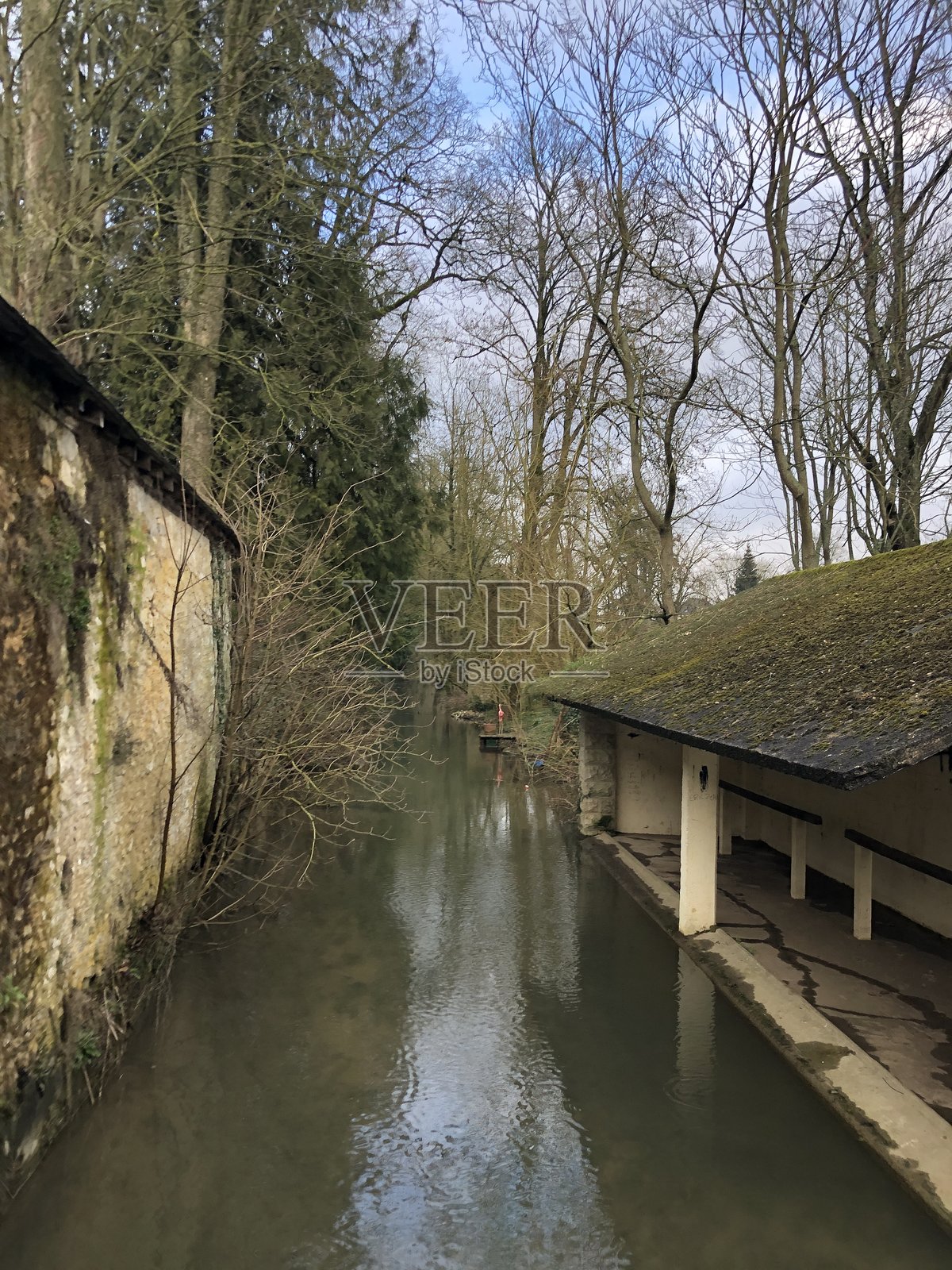 法国萨尔特省马梅尔斯的小河，名为迪夫河照片摄影图片