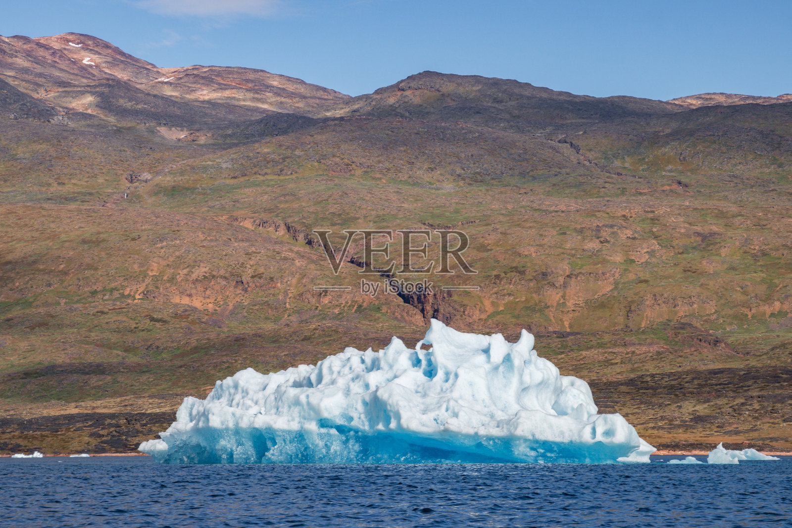 在塔西乌萨克冰峡湾（南格林兰）划皮艇照片摄影图片