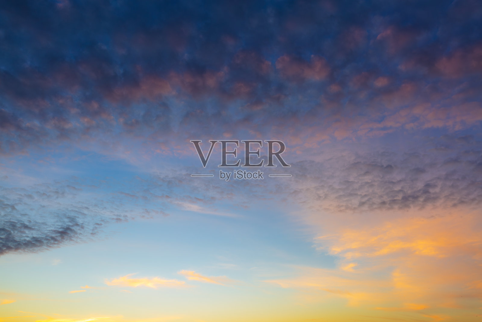 多彩的云彩和天空，黄昏，夕阳下的天空云彩，傍晚的橙色、黄色、粉色和红色阳光，以及黄昏天空中的戏剧性暴风云，风景地平线。照片摄影图片