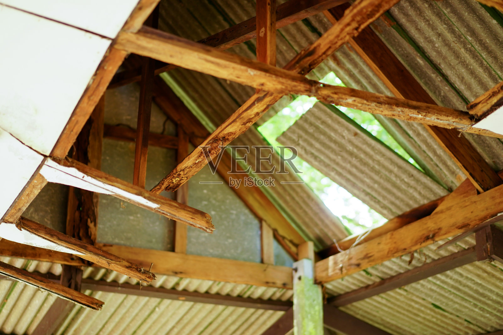 亭子的受损木质屋顶结构。家居装修或修缮概念。照片摄影图片