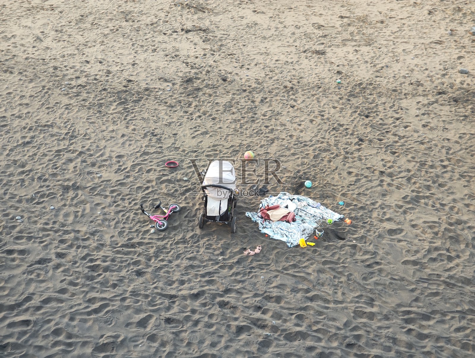 海滩上的婴儿推车照片摄影图片