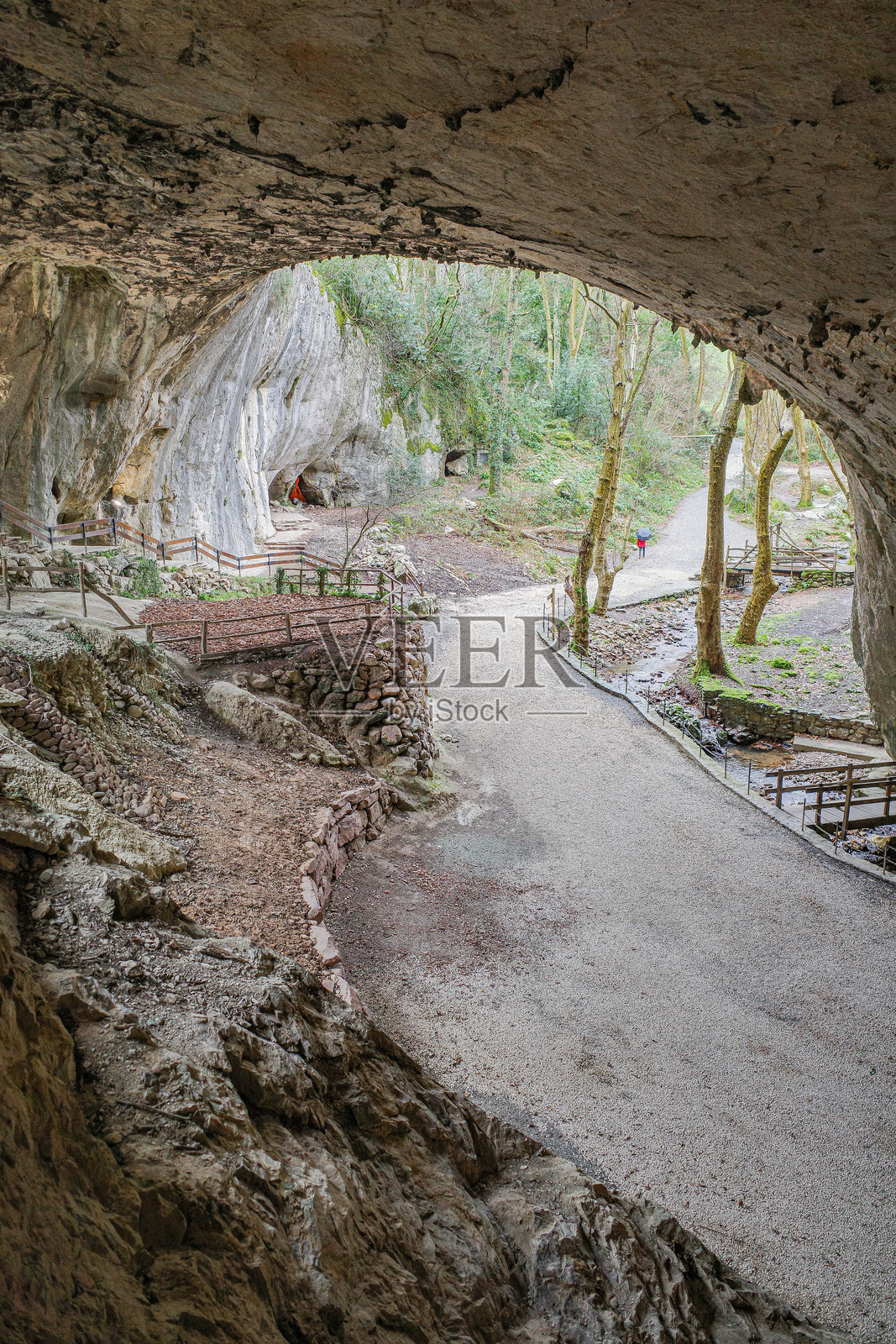 西班牙纳瓦拉的祖加拉穆尔迪洞穴,天然地质形成。照片摄影图片