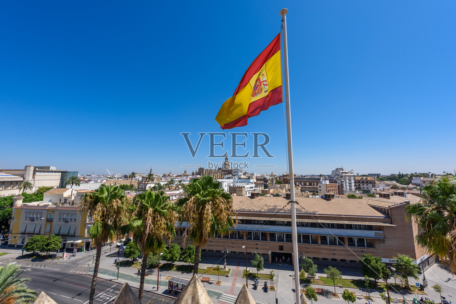 在西班牙塞维利亚的老城区漫步。照片摄影图片