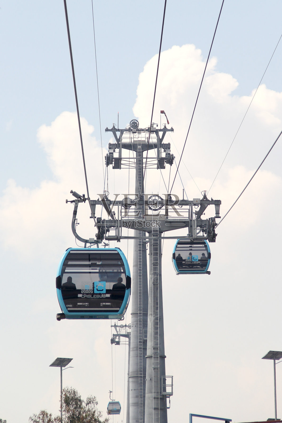 缆车3号线的客舱,作为一种可持续的交通方式,改善了出行便利性,促进了文化和旅游的发展。照片摄影图片