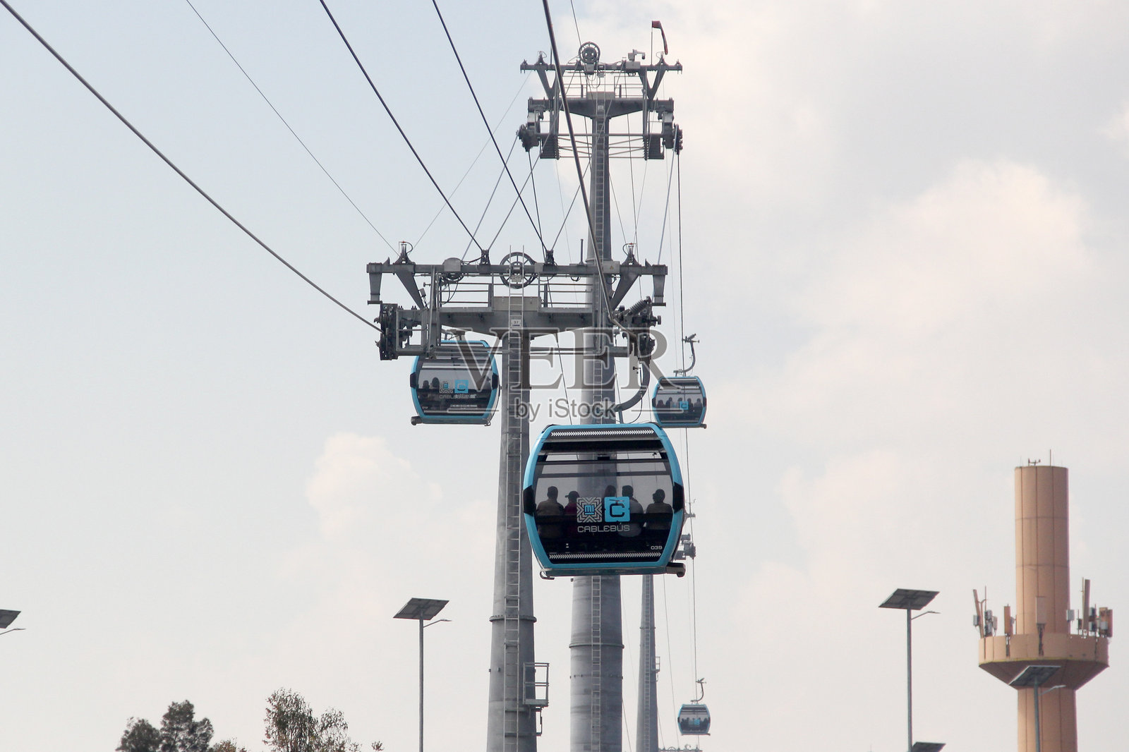 缆车3号线的客舱，作为一种可持续的交通方式，改善了出行便利性，促进了文化和旅游的发展。照片摄影图片