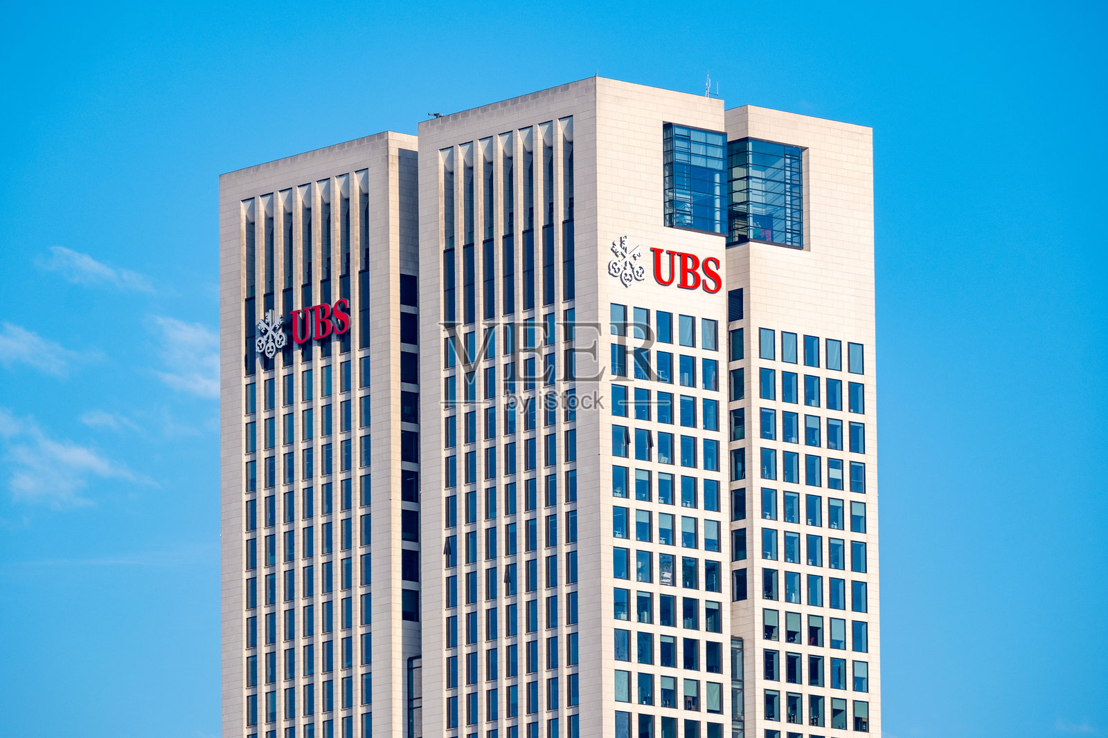 瑞士最大的私人投资银行UBS银行办公大楼,位于德国法兰克福,拥有玻璃外立面,提供多国银行和金融服务。照片摄影图片