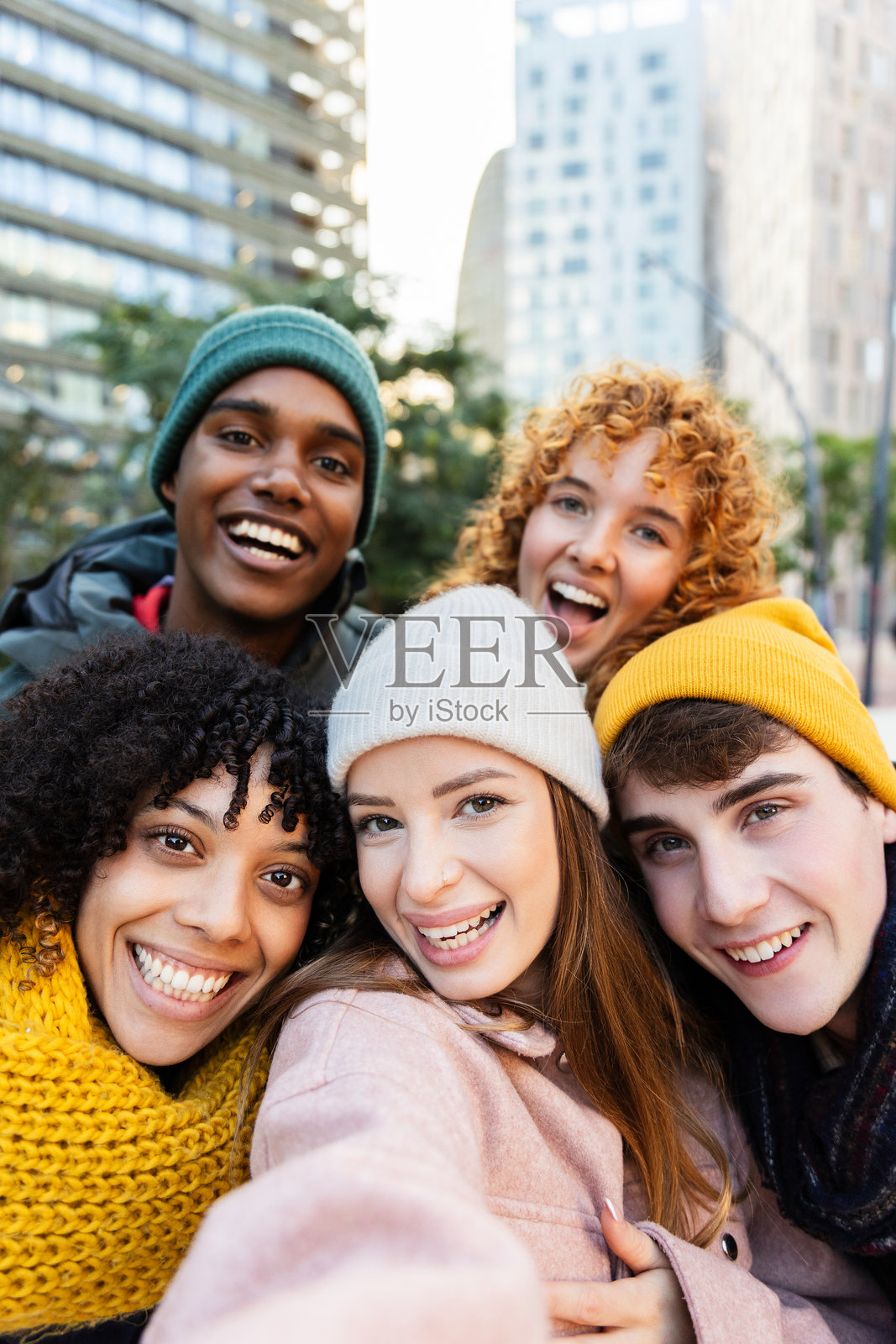 一群多种族的年轻朋友在户外开心地合影照片摄影图片