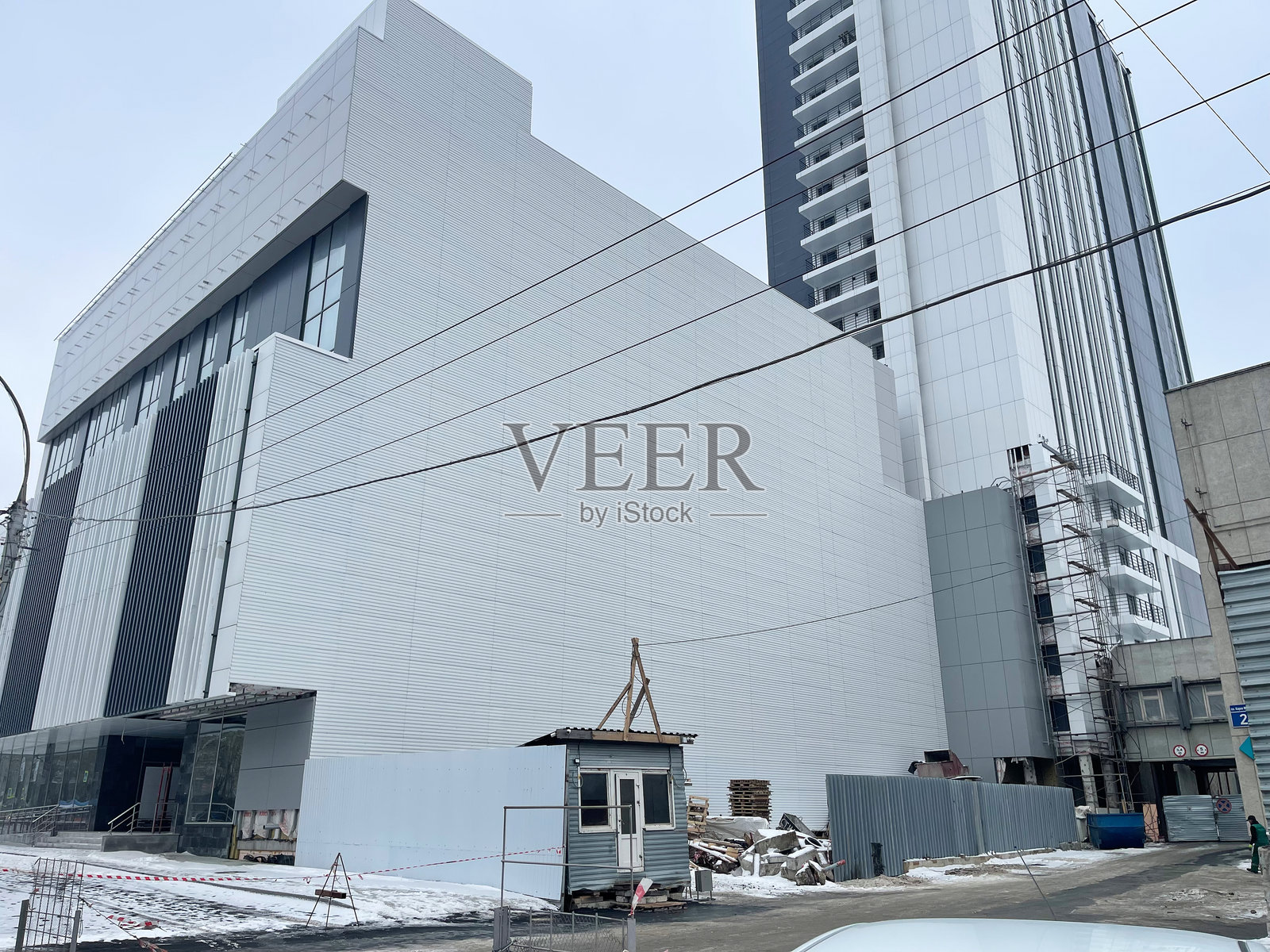 通往建筑工地的通道。购物中心的建设。照片摄影图片