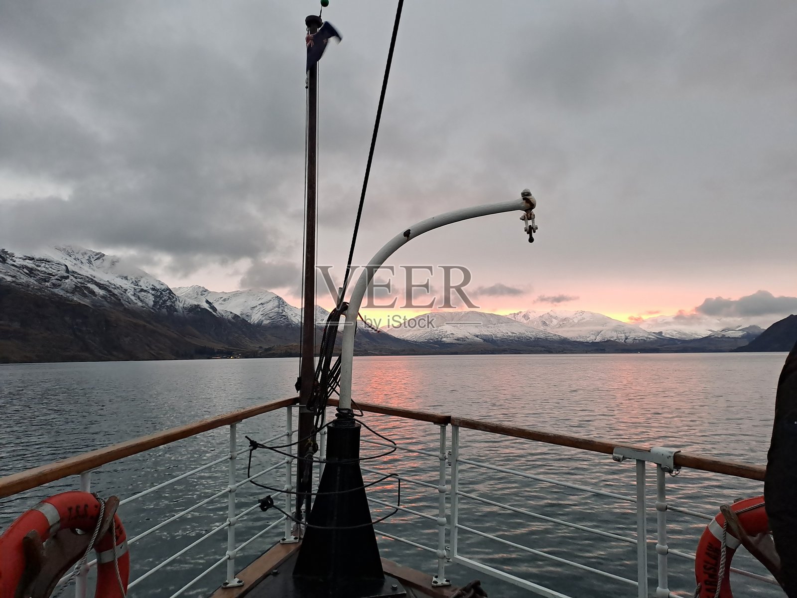 冬季日落船只与山景照片摄影图片