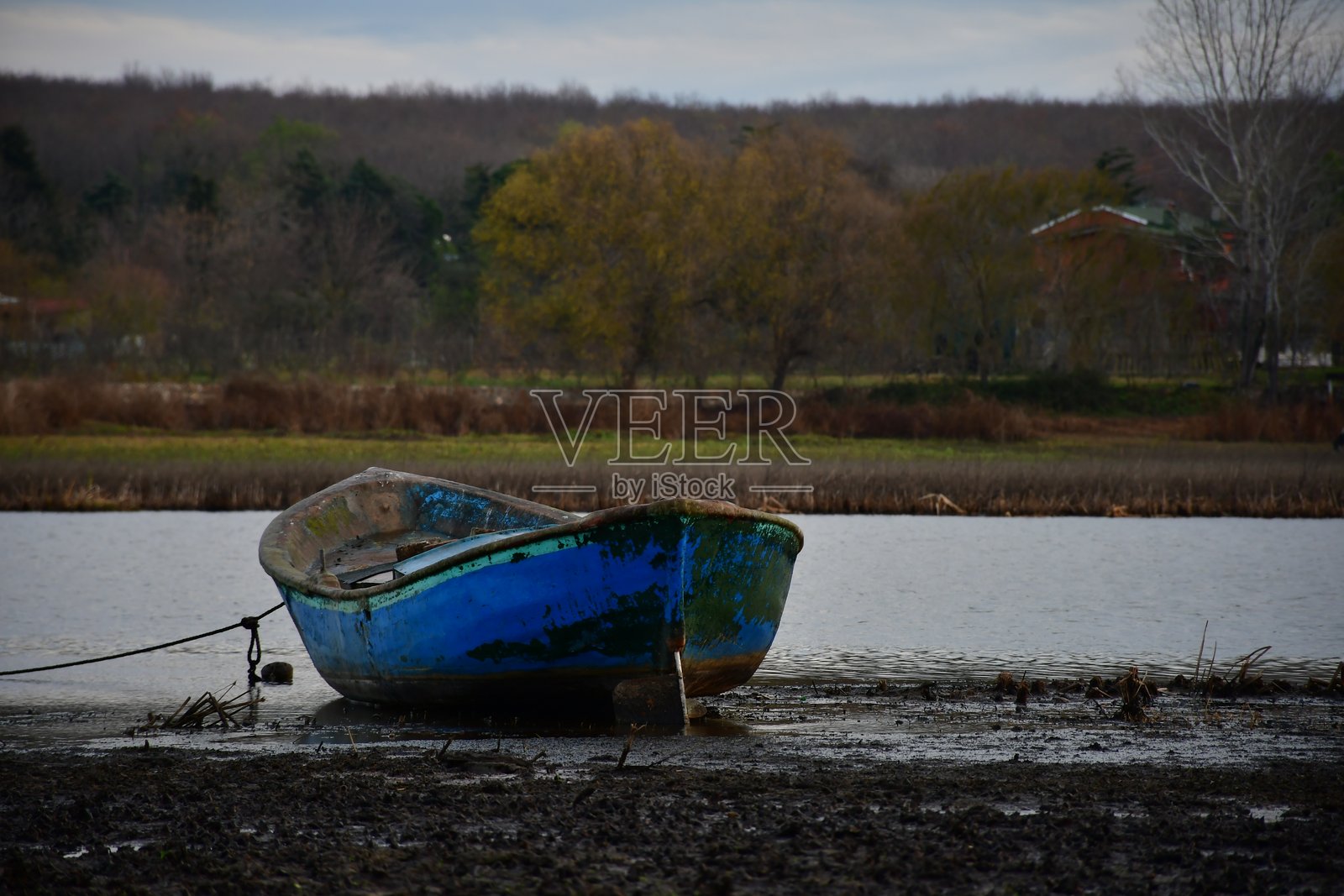 湖面上的蓝色小船照片摄影图片