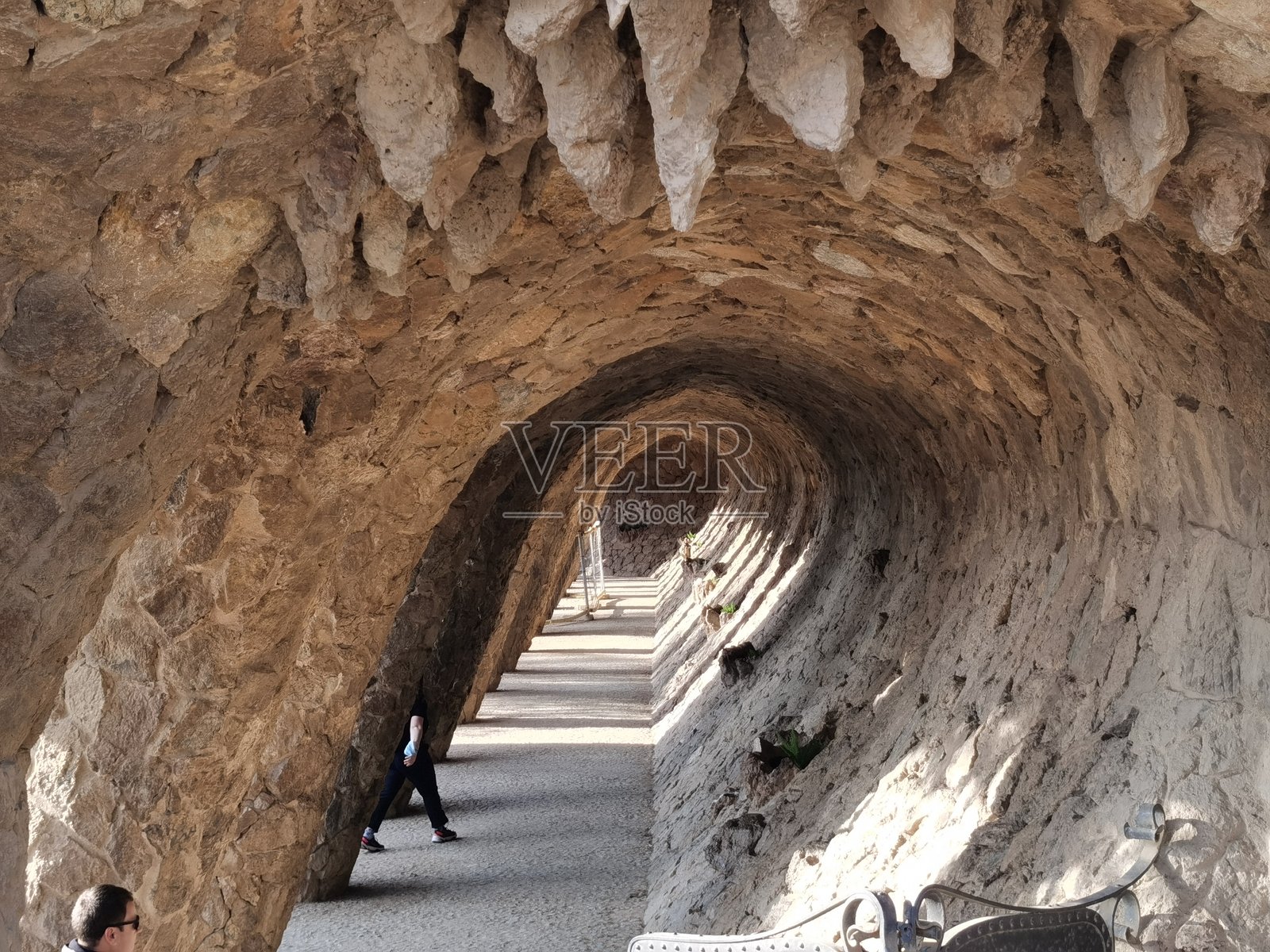 古埃尔公园是高迪最著名的作品之一，公园内有独特的建筑元素、色彩斑斓的马赛克和受自然启发的有机形状。它是联合国教科文组织世界遗产，也是巴塞罗那的热门旅游景点。照片摄影图片