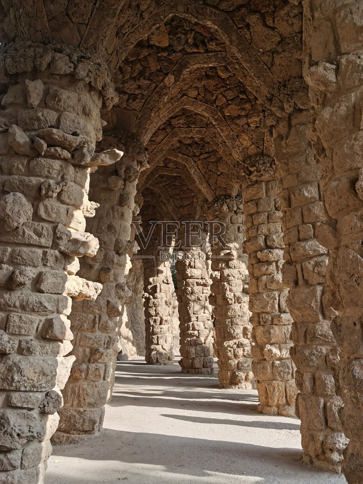 古埃尔公园是高迪最著名的作品之一，公园内有独特的建筑元素、色彩斑斓的马赛克和受自然启发的有机形状。它是联合国教科文组织世界遗产，也是巴塞罗那的热门旅游景点。照片摄影图片