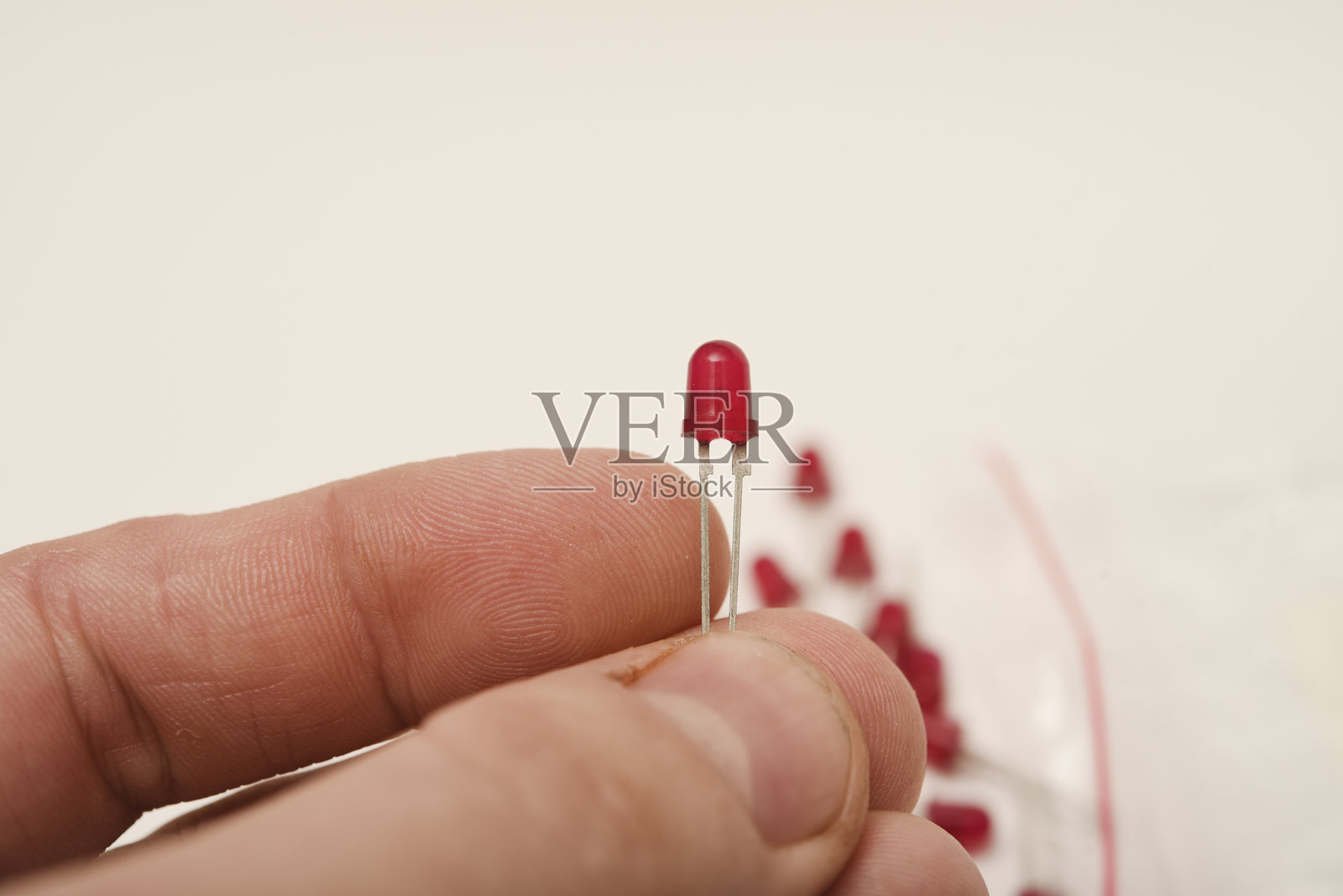 红色LED灯。电子元件。旧的LED元件。照片摄影图片