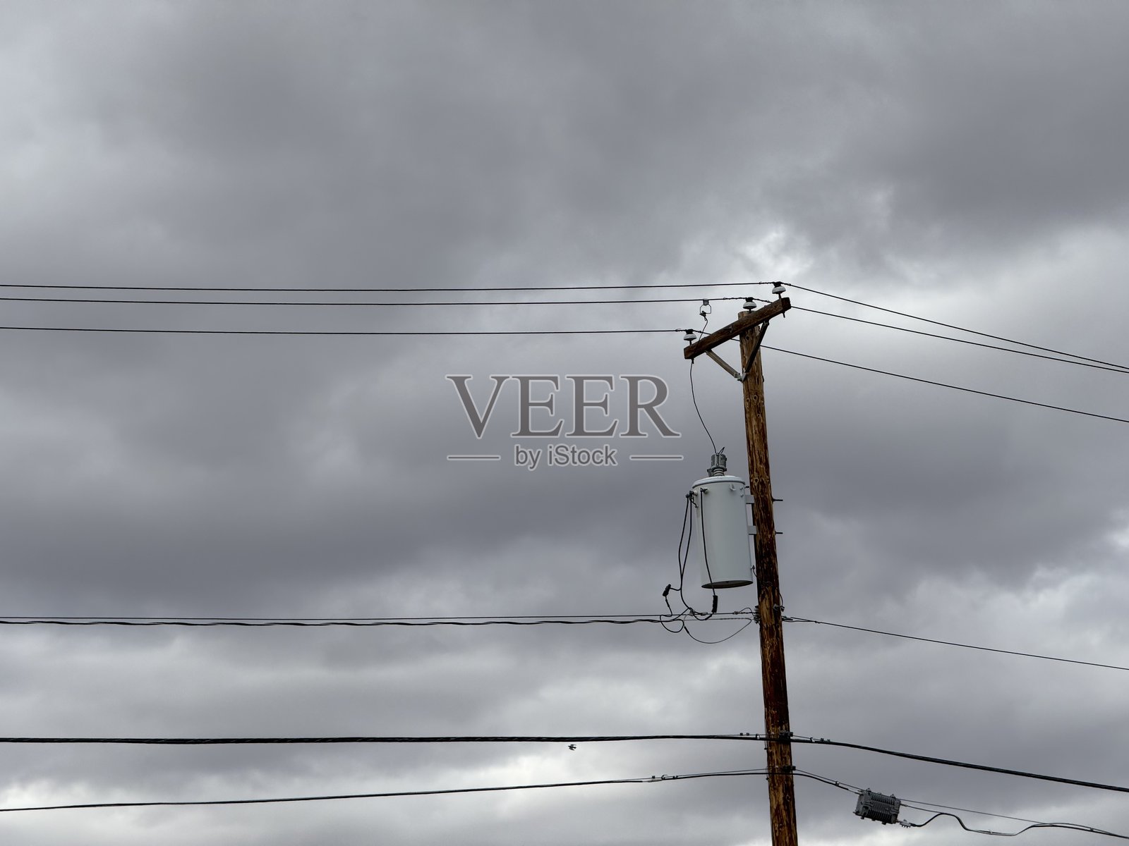 电线杆上空的暴风雨天空照片摄影图片