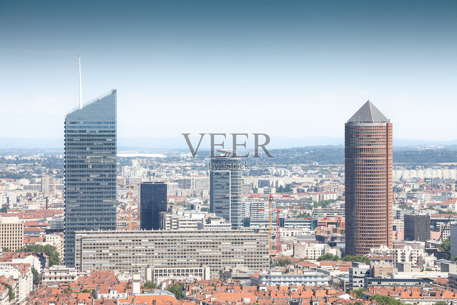 里昂的航拍全景，背景中可见里昂摩天大楼的天际线，阳光明媚的蓝天下午。里昂是法国第二大城市，也是一个重要的经济中心。照片摄影图片