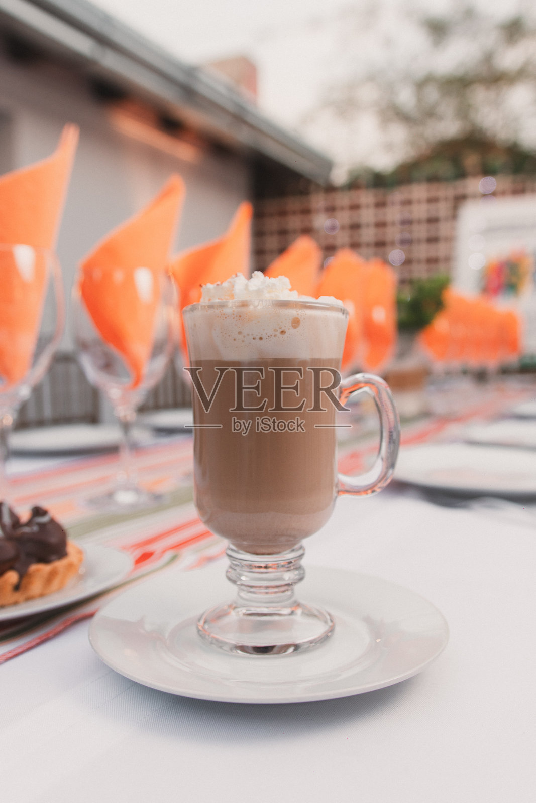 长桌上供应的卡布奇诺。照片摄影图片