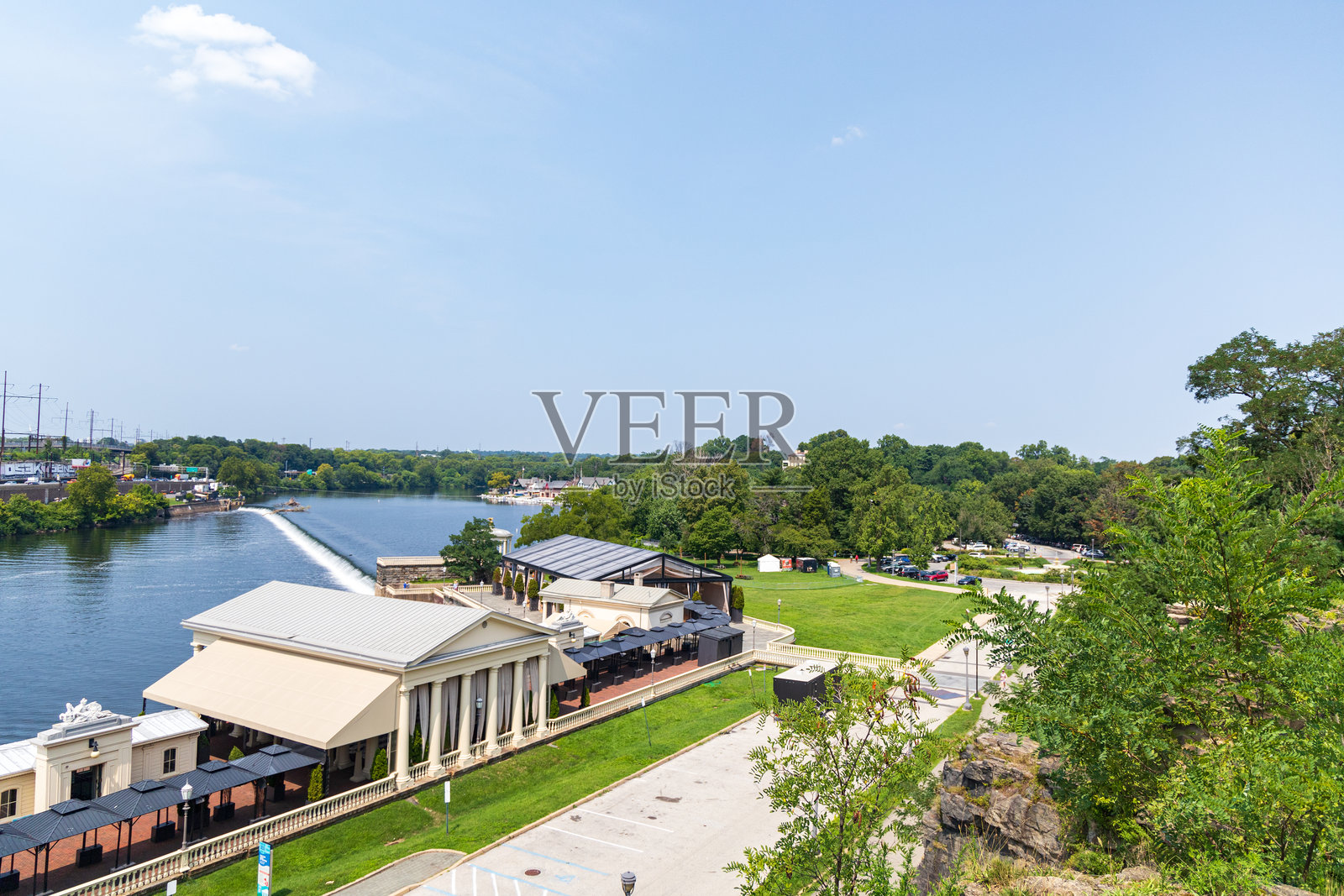 美丽的费尔蒙特大坝景观,背景有一座大型建筑。照片摄影图片