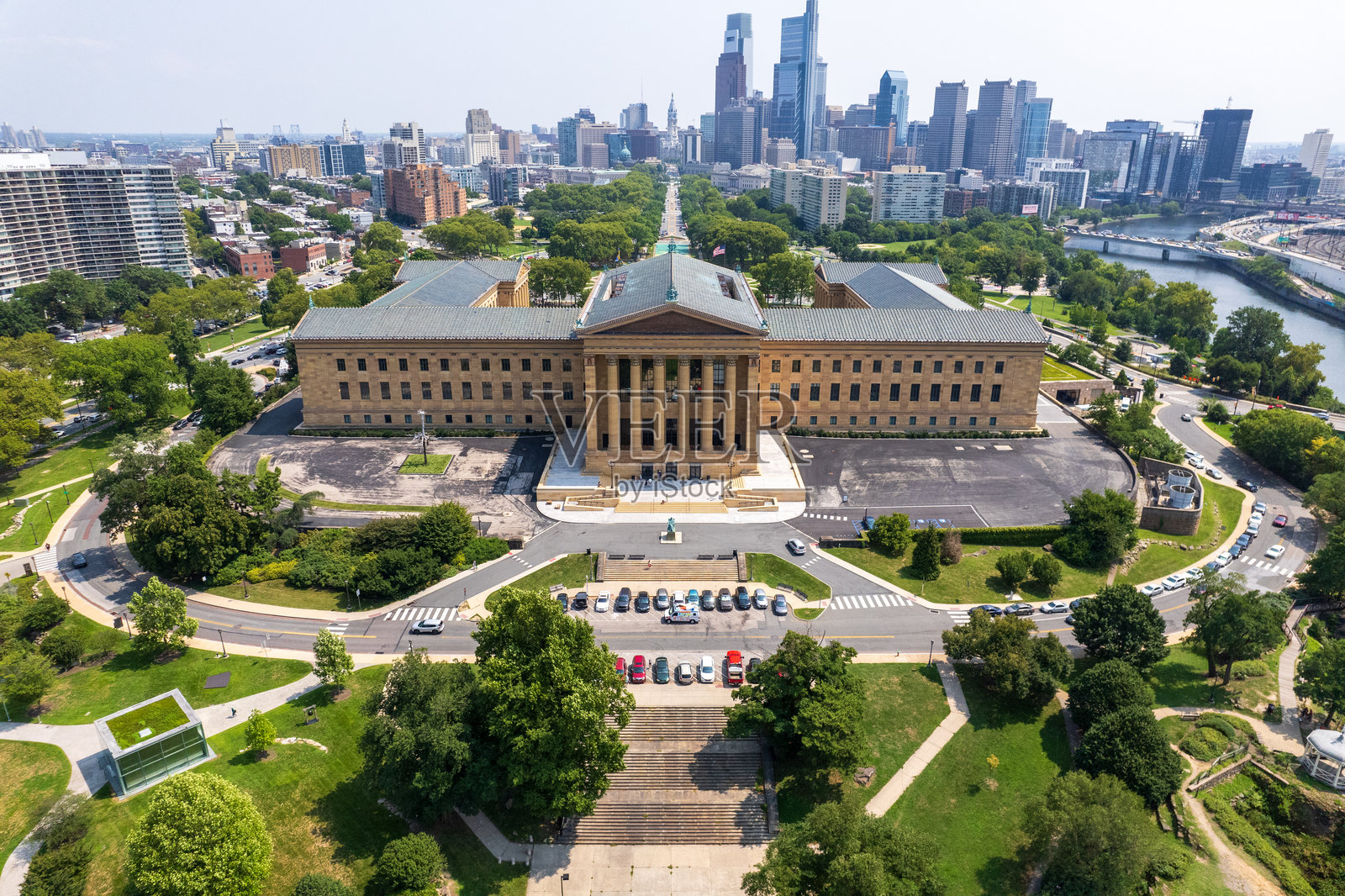 费城艺术博物馆,拥有众多窗户和一个大型庭院照片摄影图片