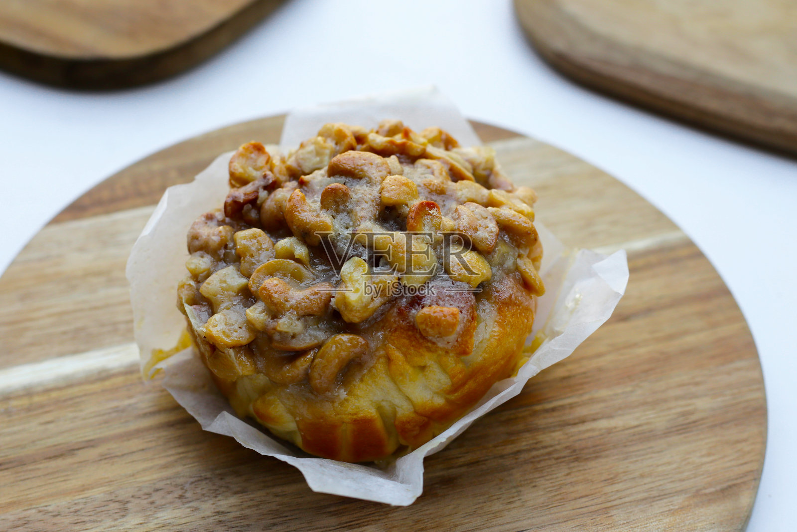 焦糖坚果酥饼，内含葡萄干馅料，顶部覆盖焦糖涂层的腰果。照片摄影图片