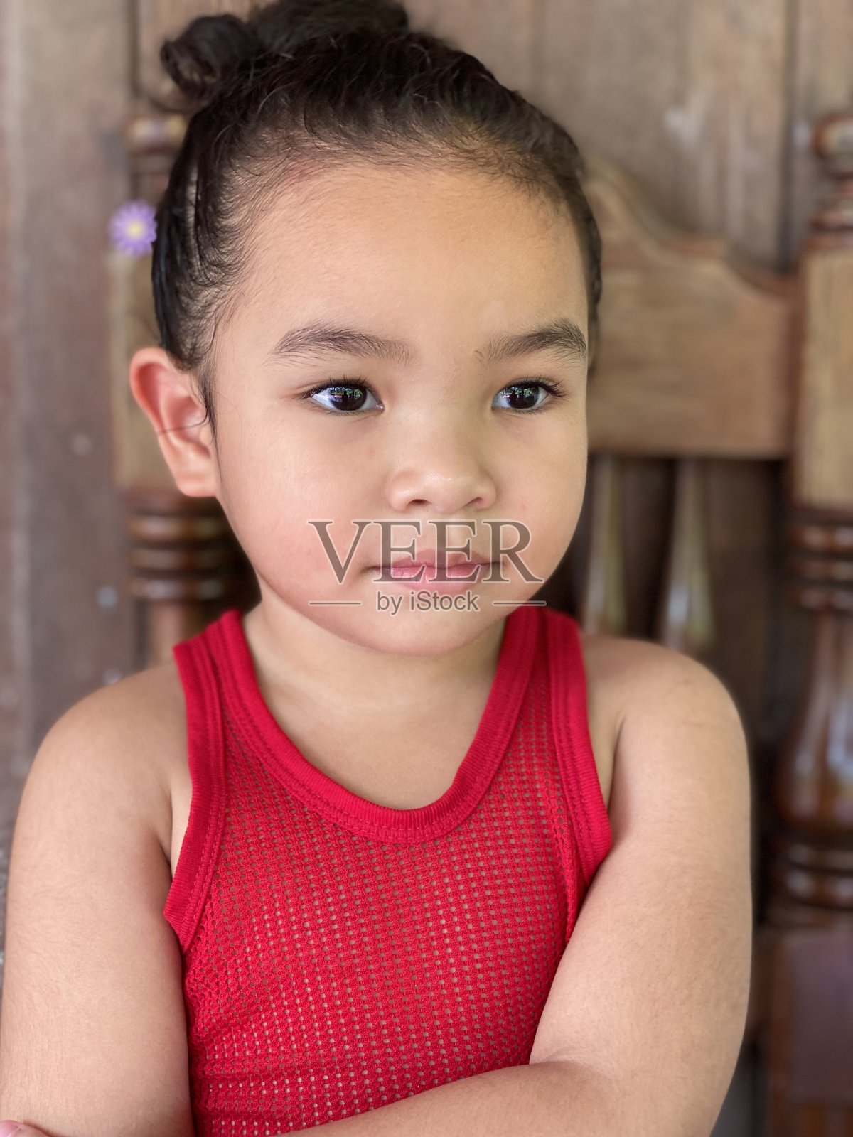 穿着红色背心的可爱小女孩肖像照片摄影图片