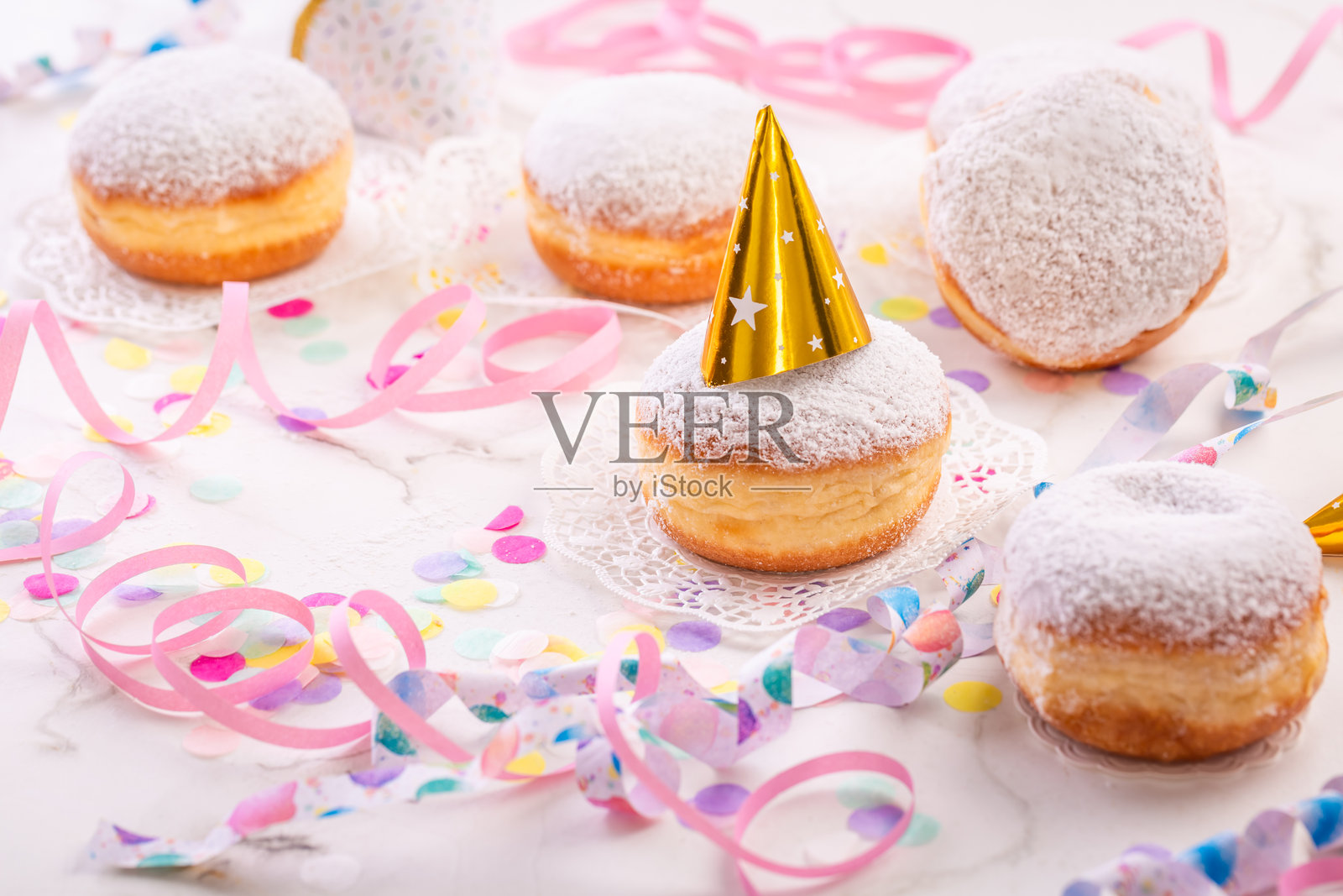 柏林人，狂欢节，带有纸流苏和五彩纸屑的甜甜圈，节日概念照片摄影图片