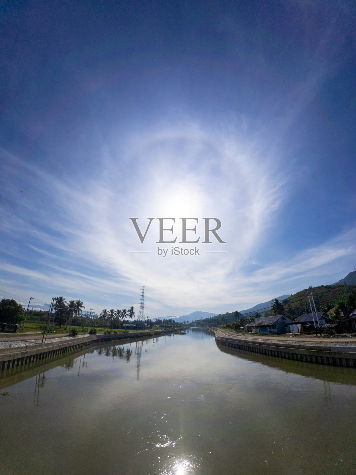 阳光映照在印度尼西亚河流的水面上。照片摄影图片