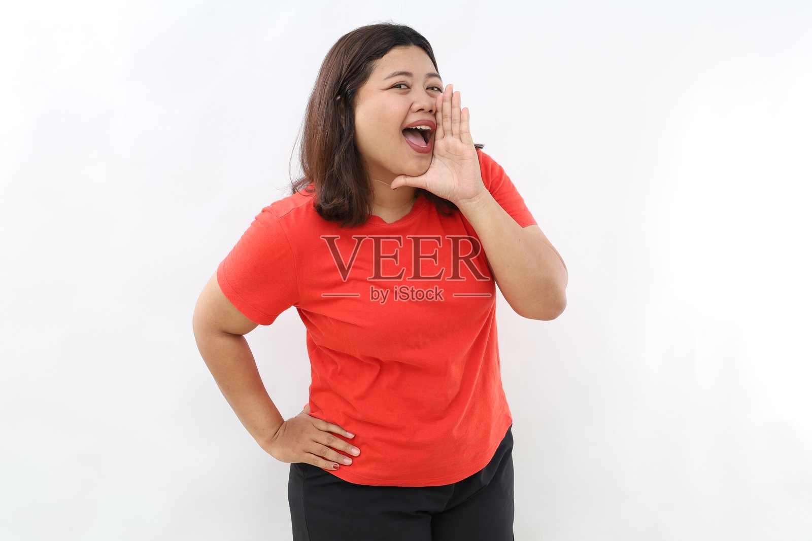 惊喜快乐的亚洲美女兴奋地看着镜头，面部表情丰富。展示某种产品，做出手势与他人交谈。背景为白色。照片摄影图片