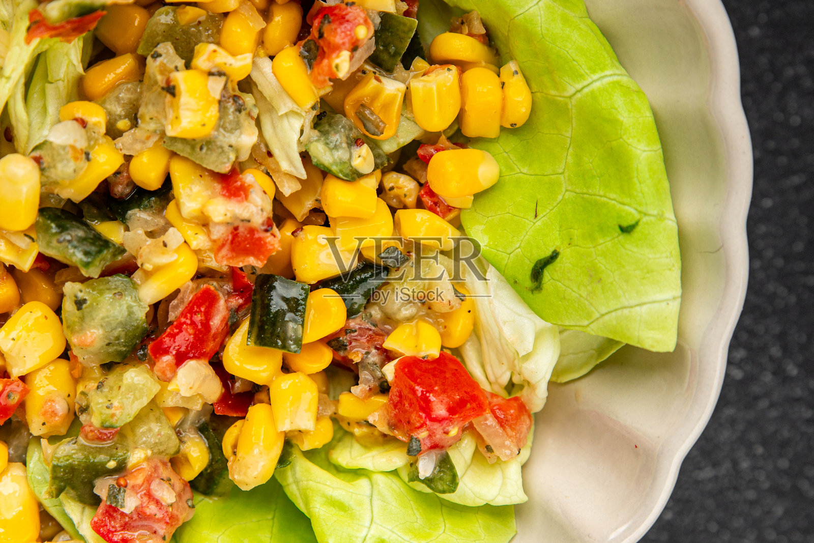 新鲜美味的玉米沙拉蔬菜美食，精致的餐盘背景，乡村风格的桌面俯视图，留白空间，适合生酮和古饮食，素食和纯素食。照片摄影图片