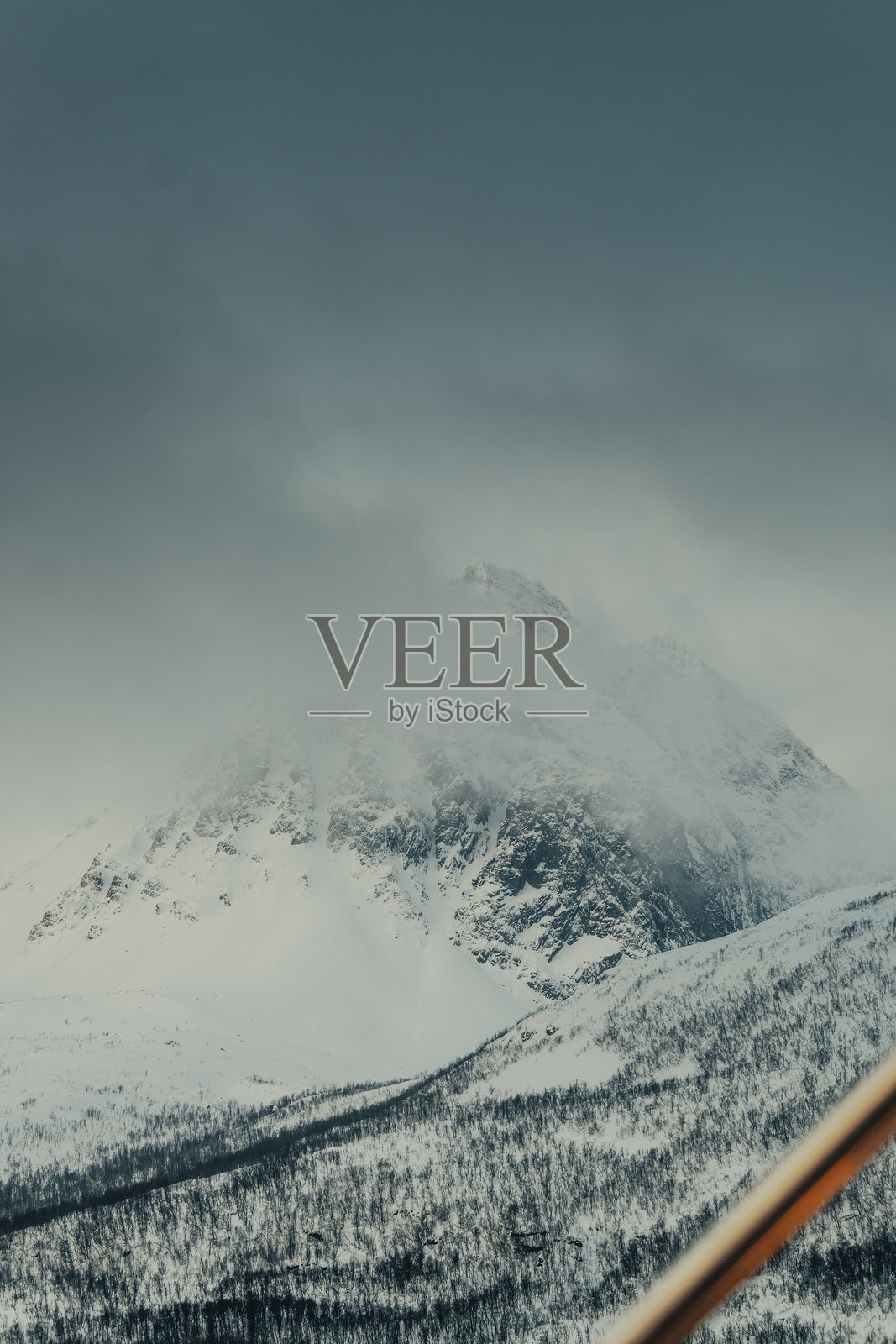 冬季的云雾覆盖的雪山顶，位于挪威北部的林根阿尔卑斯山。照片摄影图片